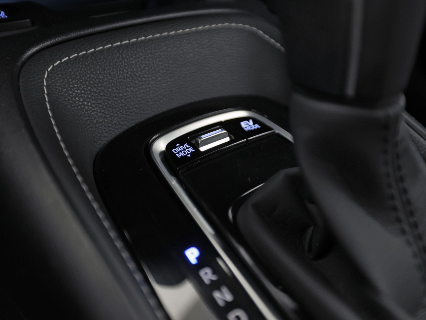Toyota Corolla 1.8 Hybrid Sport Automaat (VIRTUAL COCKPIT, APPLE CARPLAY, CAMERA, STUUR/STOELVERWARMING, SPORTSTOELEN, ADAPTIVE CRUISE, ZWART HEMEL, NIEUWE APK, NIEUWSTAAT)
