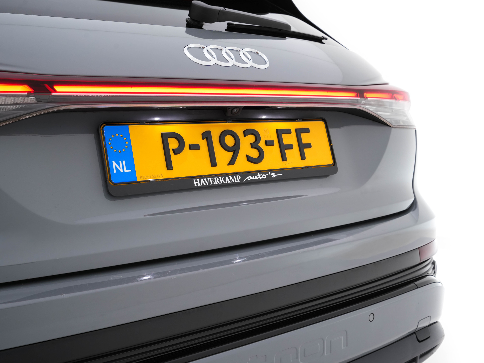 Audi Q4 e-tron 40 S-line Launch edition Competition 77 kWh [ 3-Fase-11kW ] {SOH-93%} (INCL-BTW) *HEATPUMP | LEATHER-FABRIC | SONOS-AUDIO | MATRIX-LED | ADAPTIVE-CRUISE | HEATED-SPORTSEATS | AMBIENTLIGHT | DIGI-COCKPIT | CAMERA | KEYLESS | DAB+ | NAVI-FULL