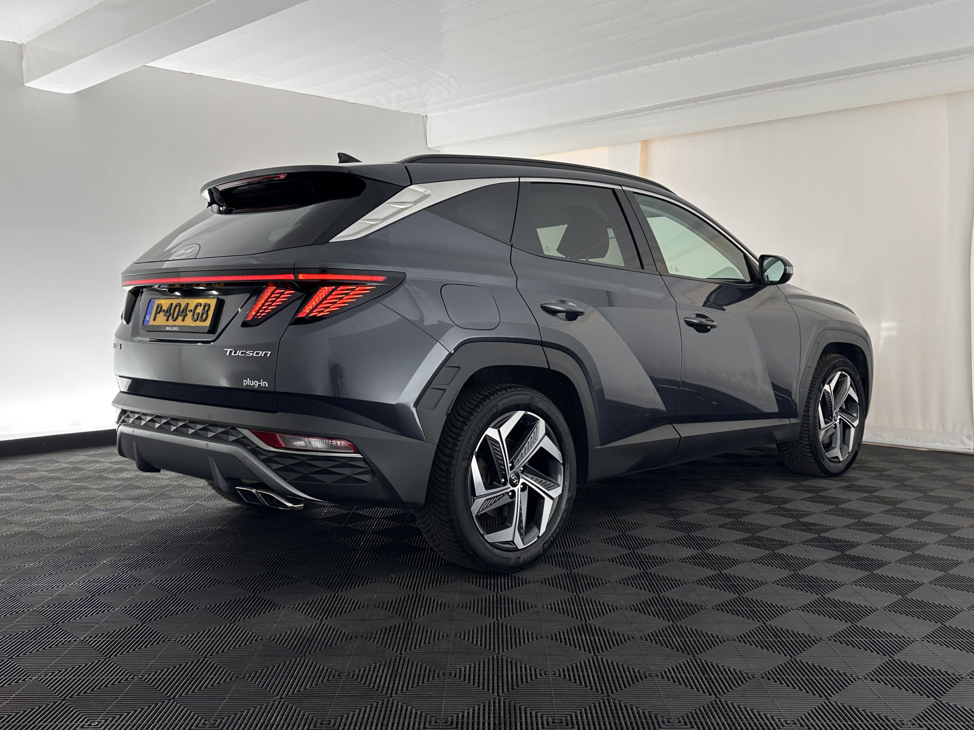 Hyundai Tucson 1.6 T-GDI PHEV Comfort Smart 4WD (INCL.BTW) *LEATHER | FULL-LED | ADAPTIVE-CRUISE | HEATED-COMFORTSEATS | KEYLESS | CAMERA | DIGI-COCKPIT | PRIVACY-GLASS | SHIFT-PADDLES | ECC | PDC | 19''ALU*