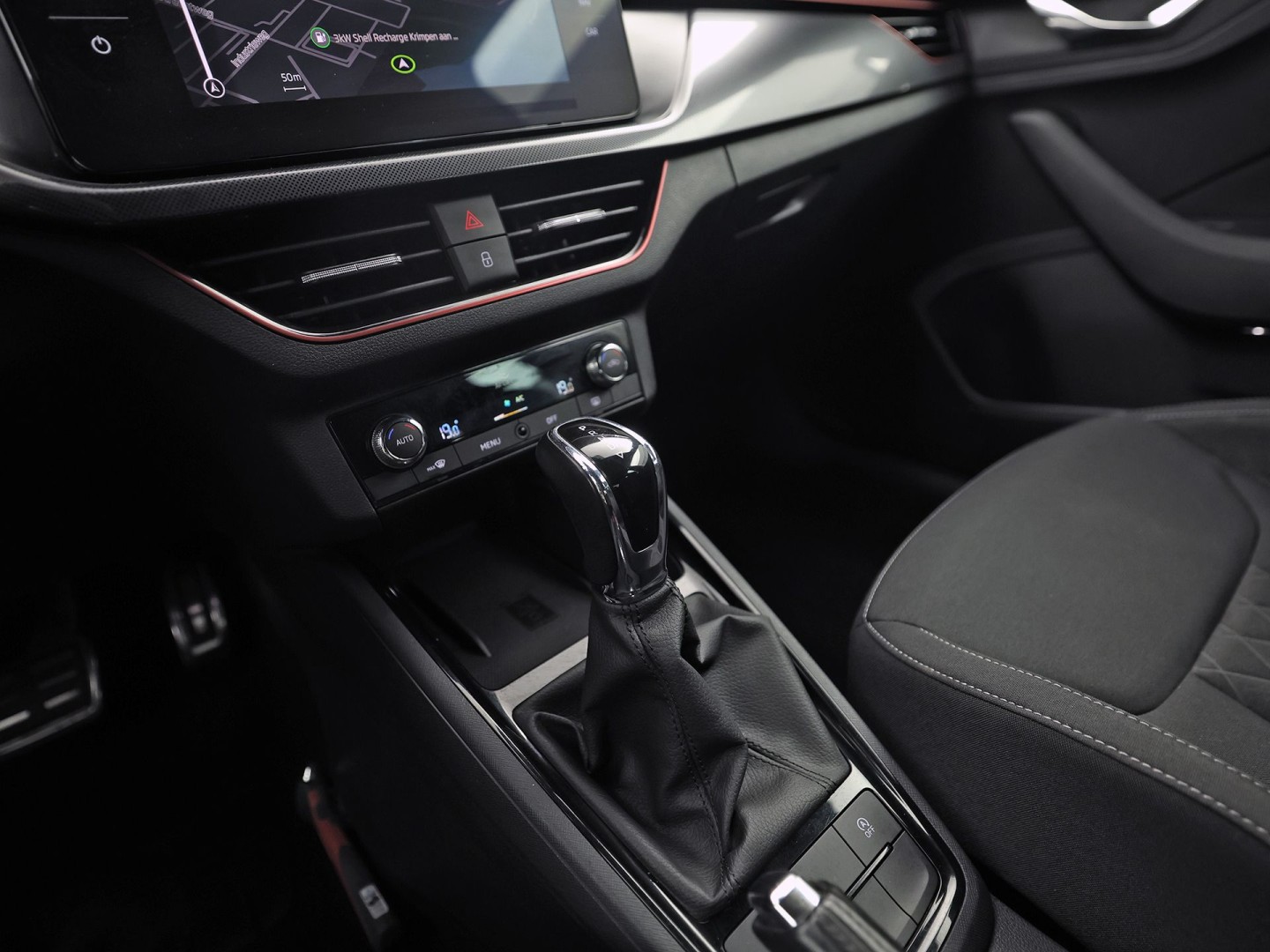 Škoda Kamiq 1.0 TSI Sport Automaat (KUIPSTOELEN, VIRTUAL COCKPIT, APPLE CARPLAY, GROOT NAVI, STOELVERWARMING, ADAPTIVE CRUISE, GETINT GLAS, ZWART HEMEL, NIEUWSTAAT)