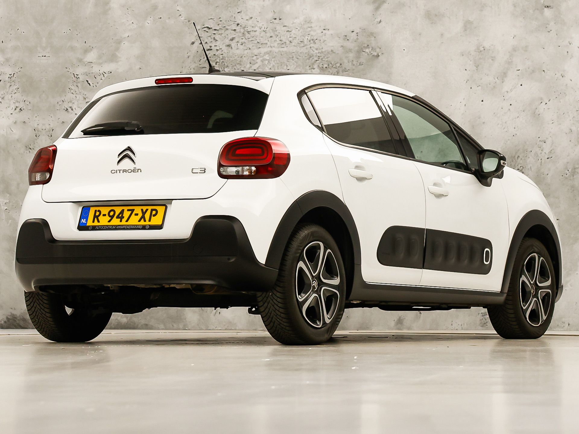 Citroën C3 1.2 PureTech S&S Shine Sport 110Pk (APPLE CARPLAY, GROOT NAVI, STOELVERWARMING, SPORTSTOELEN, CRUISE, LANE ASSIST, NIEUWSTAAT)