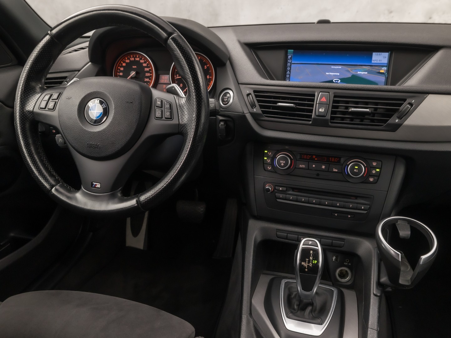 BMW X1 sDrive20i M Sport 184Pk Automaat (GROOT NAVI, CLIMATE, ALCANTARA, TREKHAAK, SPORTSTOELEN, XENON, ZWART HEMEL, PARKEERSENSOREN, NIEUWSTAAT)