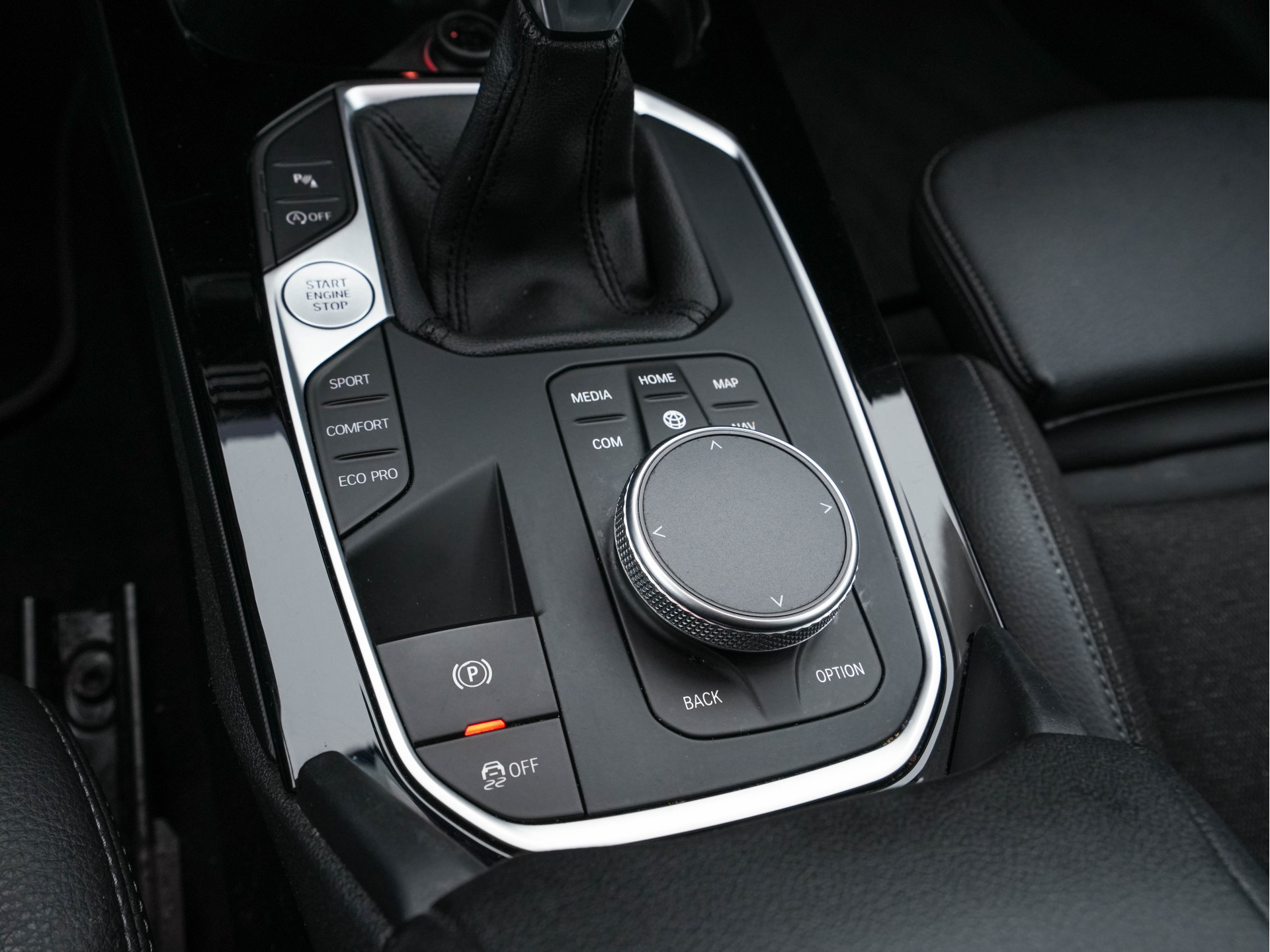 BMW 1-serie 116d Executive Edition Sport-Line (INCL-BTW) *DIGI-COCKPIT | FULL-LED | NAVI-FULLMAP | LEATHER-MICROFIBRE | AMBIENT-LIGHT | CARPLAY | CRUISE | KEYLESS | HEATED-SPORTSEATS | PRIVACY-GLASS | DAB | ECC | PDC | 17"ALU*