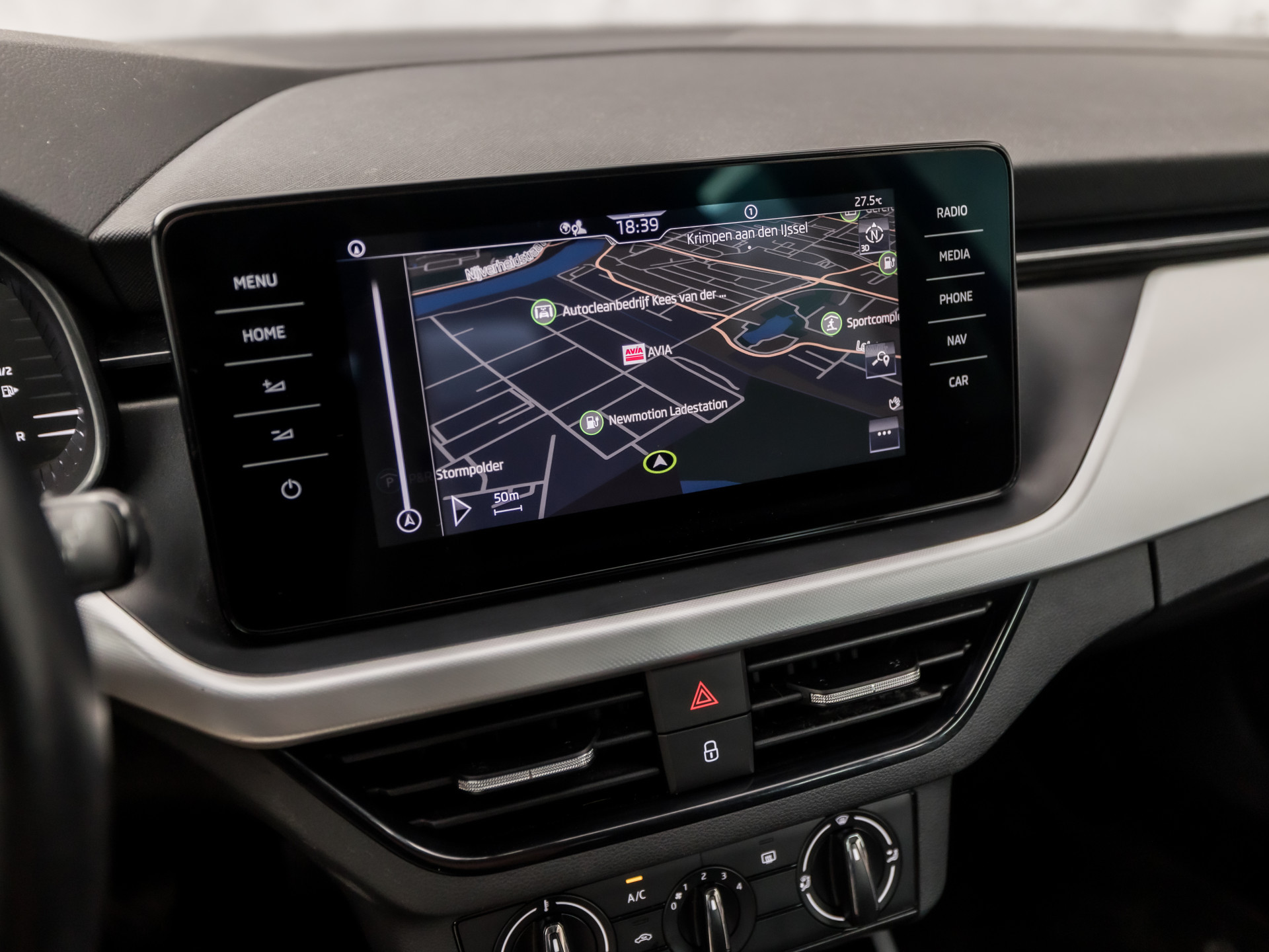 Škoda Kamiq 1.0 TSI Sport (VIRTUAL COCKPIT, APPLE CARPLAY, GROOT NAVI, TREKHAAK, PARKEERSENSOREN, SPORTSTOELEN, GETINT GLAS, CRUISE, NIEUWE APK, NIEUWSTAAT)