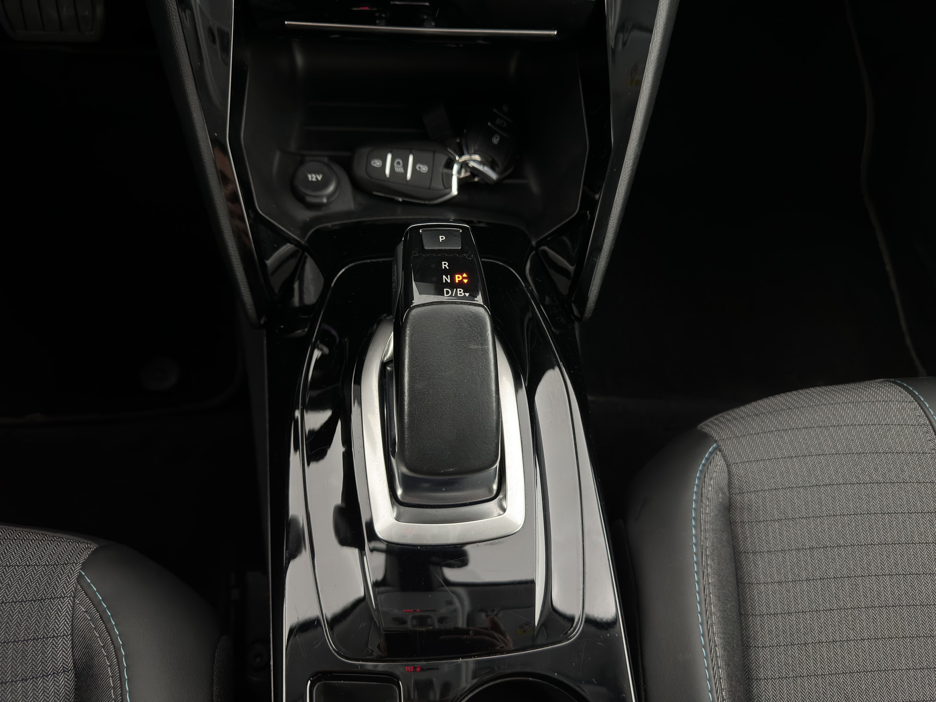 Peugeot e-208 EV Allure 50 kWh {SOH-91%} Aut *FULL-LED | DIGI-COCKPIT | BLINDSPOT | CAMERA | NAVI-FULLMAP | LANE-ASSIST | KEYLESS | DAB | CCS-FASTLOADER | TOP-VIEW | AMBIENT-LIGHT | PRIVACY-GLASS | 17"ALU*