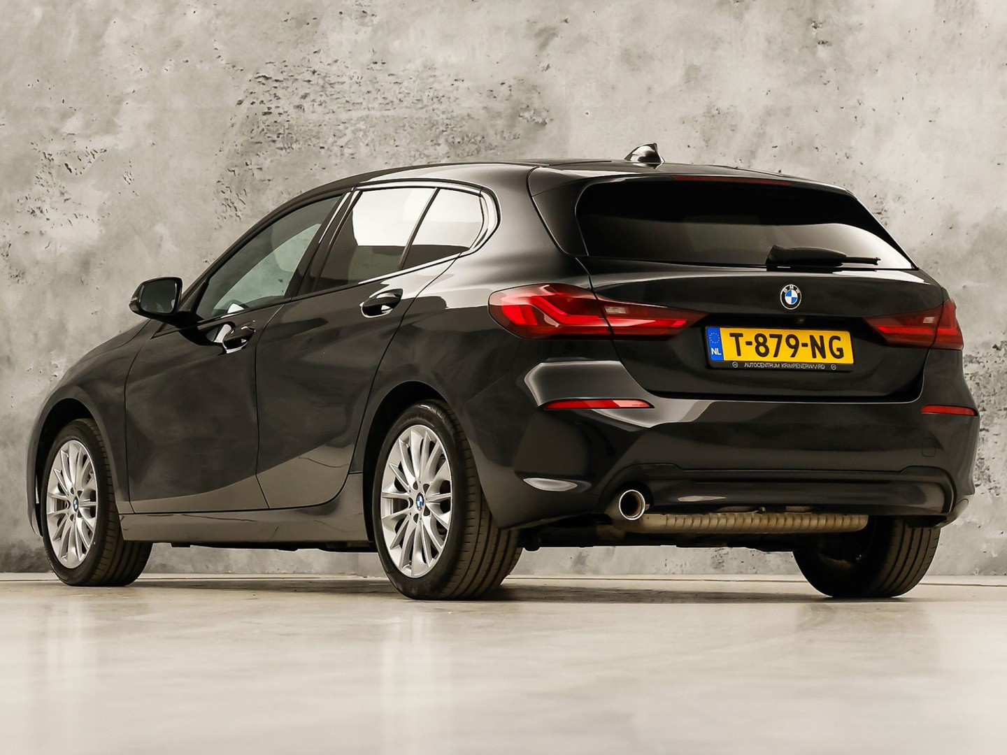 BMW 1 Serie 118i Sport Automaat (APPLE CARPLAY, DEALER ONDERHOUDEN, GROOT NAVI, CAMERA, STUUR/STOELVERWARMING, SPORTSTOELEN, TREKHAAK, GETINT GLAS, ELEK ACHTERKLEP, NIEUWSTAAT)