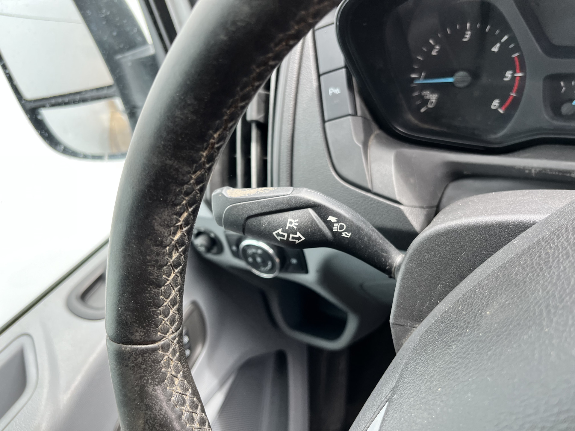 Ford Transit 2.0 TDCI 130PK L2H2 Airco Cruise Control Parkeersensoren Stoelverwarming Zwaailampen Kastwand Inbouw