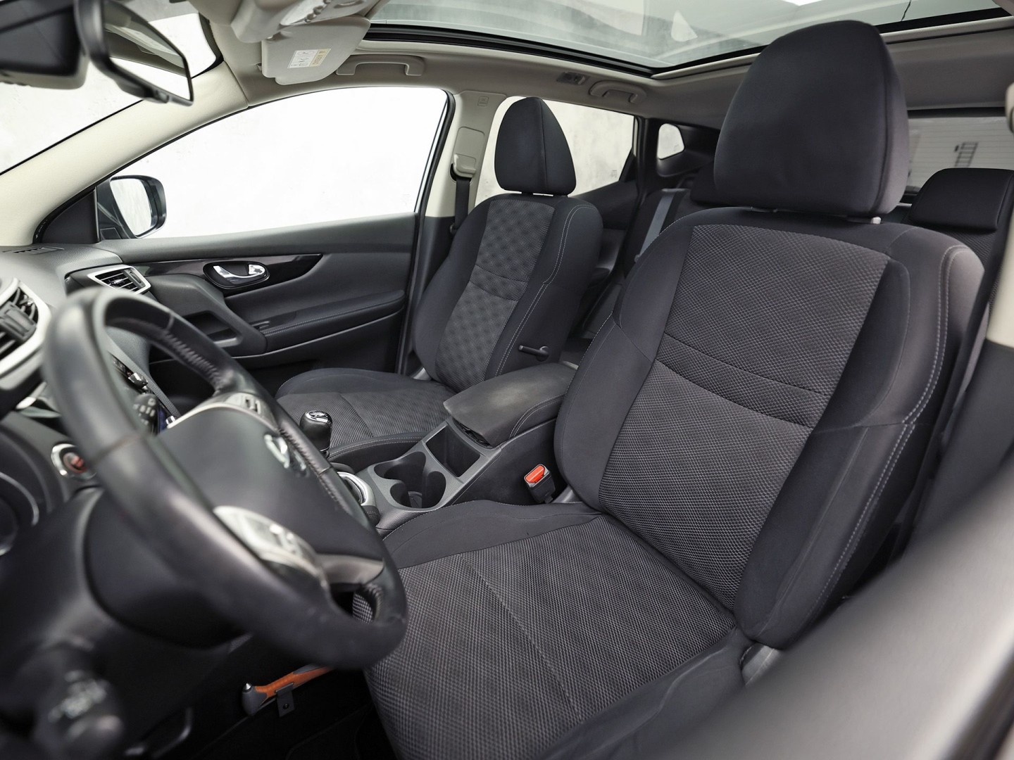 Nissan Qashqai 1.2 N-Connecta Sport (PANORAMADAK, NAVIGATIE, 360 CAMERA, SPORTSTOELEN, GETINT GLAS, TREKHAAK, CRUISE, NIEUWSTAAT)