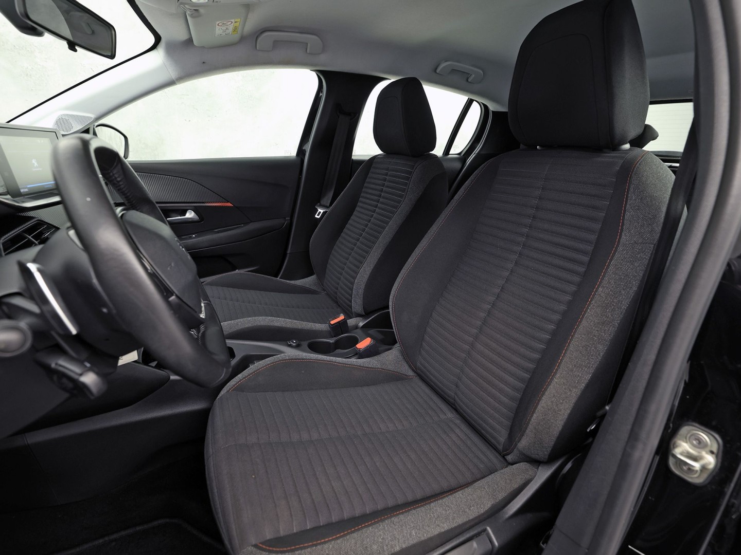 Peugeot 208 1.2 PureTech Sport Automaat (APPLE CARPLAY, KEYLESS, PARKEERSENSOREN, SPORTSTOELEN, CRUISE, LANE ASSIST, NIEUWE APK, NIEUWSTAAT)