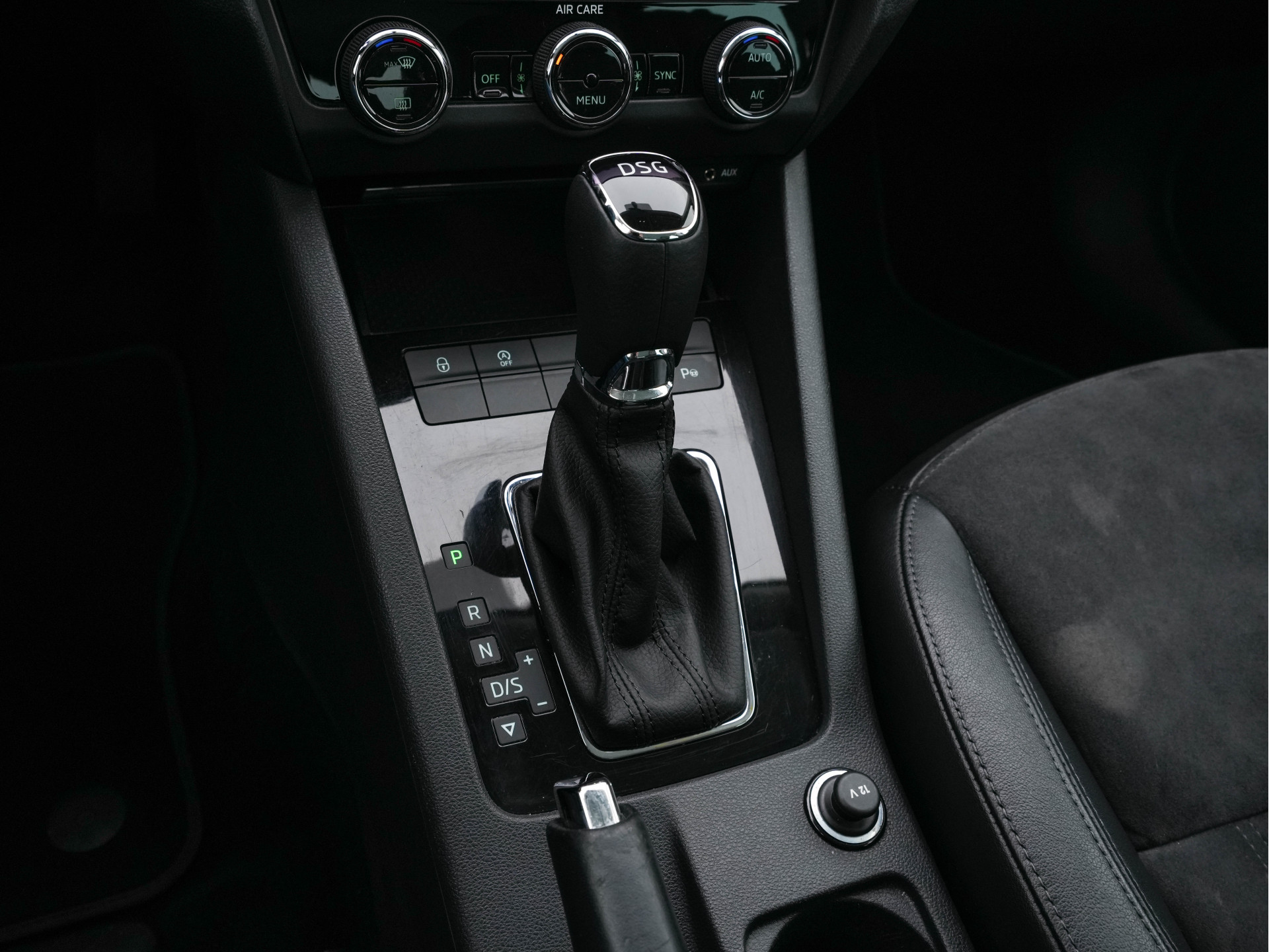 ŠKODA Octavia 1.0 TSI Greentech Style Business (INCL-BTW) Aut. *LEATHER-ALCANTARA | NAVI-FULLMAP | FULL-LED | CANTON-AUDIO | KEYLESS | DAB | HEATED-COMFORTSEATS | ECC | PARKPILOT | SHIFT-PADDLES | CRUISE | PRIVACY-GLASS | 18"ALU*