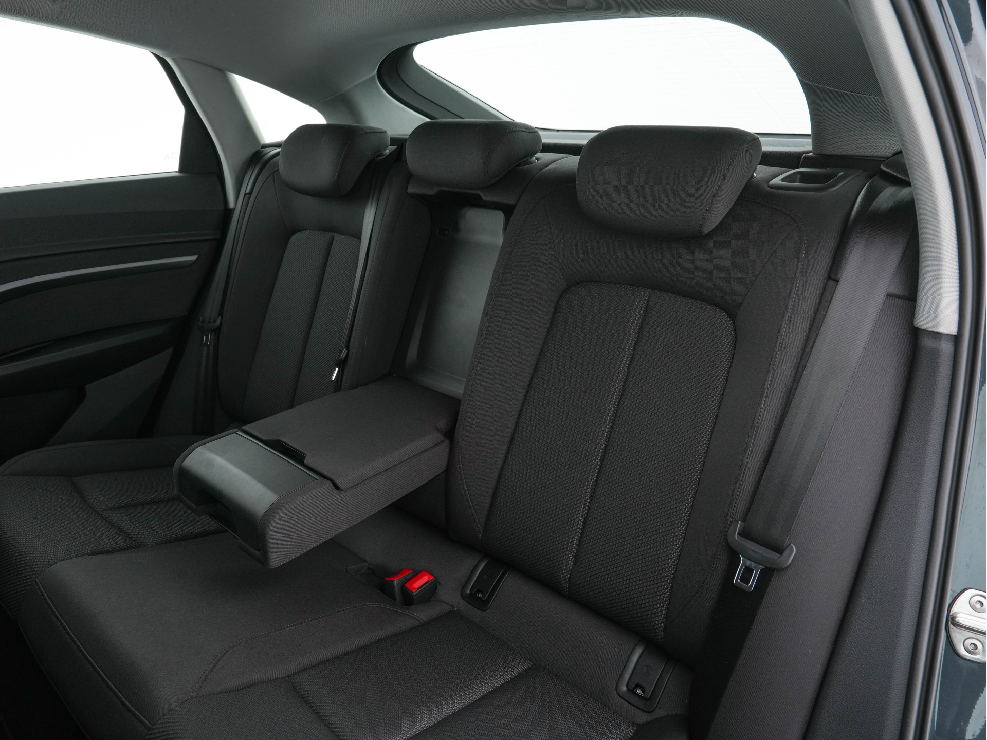 Audi e-tron Sportback 55 Quattro Business edition 95 kWh [ 3-Fase ] {SOH-100%} (INCL-BTW) *DIGI-COCKPIT | FULL-LED | MEMORY-PACK | DAB | KEYLESS | NAVI-FULLMAP | SHIFT-PADDLES | AUDI-SOUND | COMFORT-SEATS | 20''ALU*