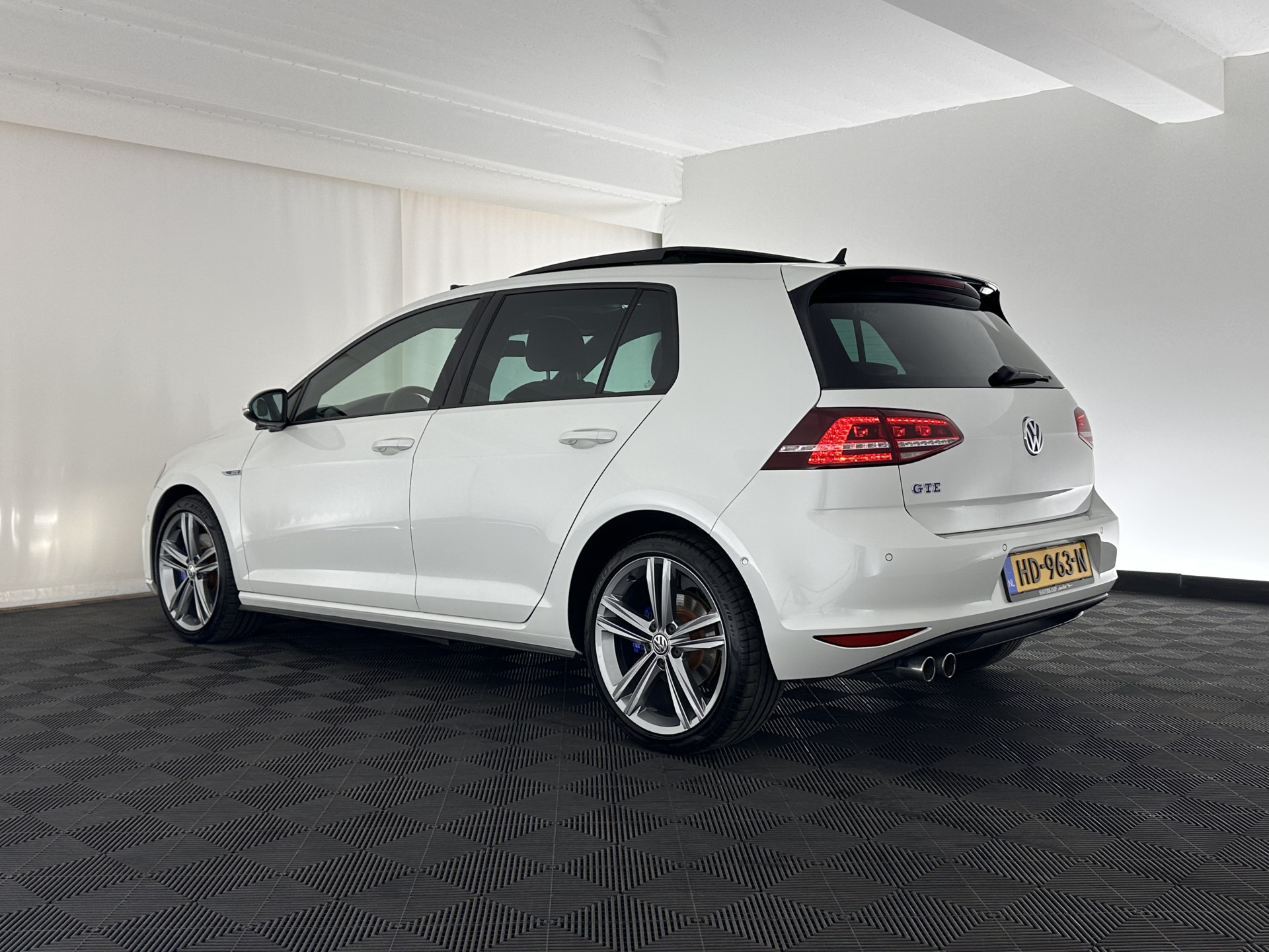 Volkswagen Golf 1.4 TSI GTE Executive-Plus-Pack Aut. *PANO | FULL-LED | LEATHER | LANE-ASSIST | BLIND-SPOT | ADAPTIVE-CRUISE | CAMERA | DAB | NAVI-FULLMAP | ECC | SHIFT-PADDLES | PDC | HEATED-SPORTSEATS | PRIVACY-GLASS | 18"ALU*
