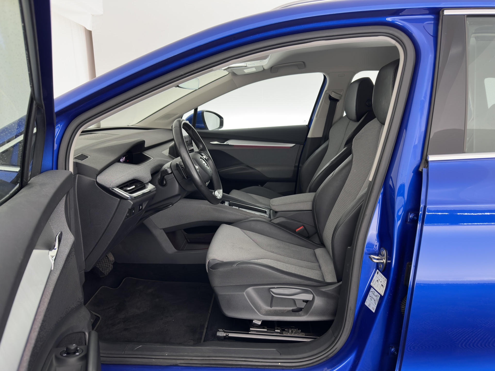 ŠKODA Enyaq iV 80 [ 3-Fase ] {SOH-88% } (INCL-BTW) *LEATHER-FABRIC | FULL-LED | DIGI-COCKPIT | CAMERA | KEYLESS | NAVI-FULLMAP | AMBIENT-LIGHT | ECC | HEATED-COMFORTSEATS | DAB+ | PDC | CRUISE | CARPLAY | TOWBAR | 19"ALU*