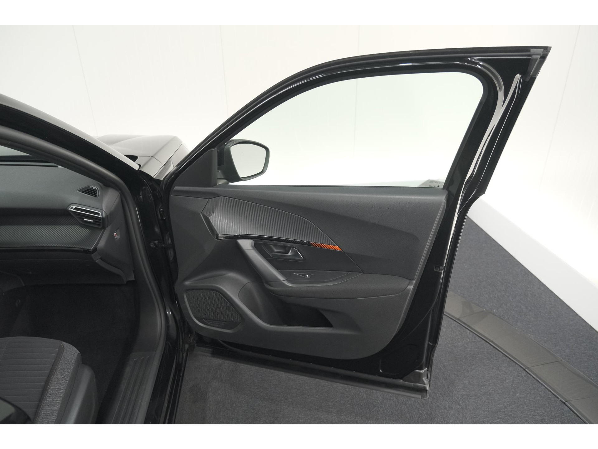 Peugeot 2008 PureTech 130 EAT8 Active Pack | Parkeersensoren | Apple CarPlay | Climate Control | Stoelverwarming