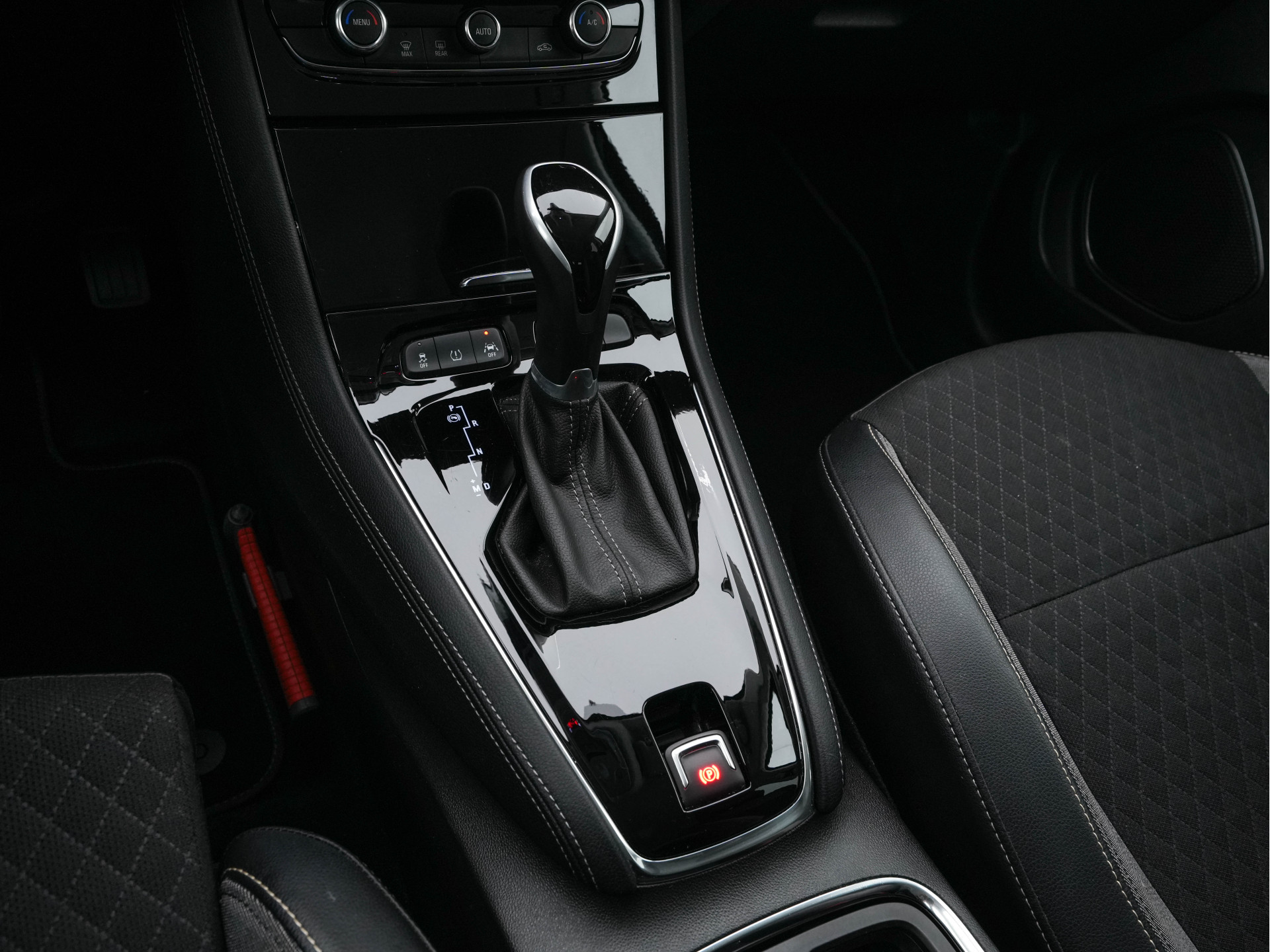 Opel Grandland X 1.2 Turbo Business Executive (INCL-BTW) Aut. *LEATHER-MICORFIBRE | FULL-LED | NAVI-FULLMAP | BLIND-SPOT | KEYLESS | CAMERA | SPORT-SEATS | DAB+ | LANE-ASSIST | PRIVACY-GLASS | TOWBAR | 17''ALU*