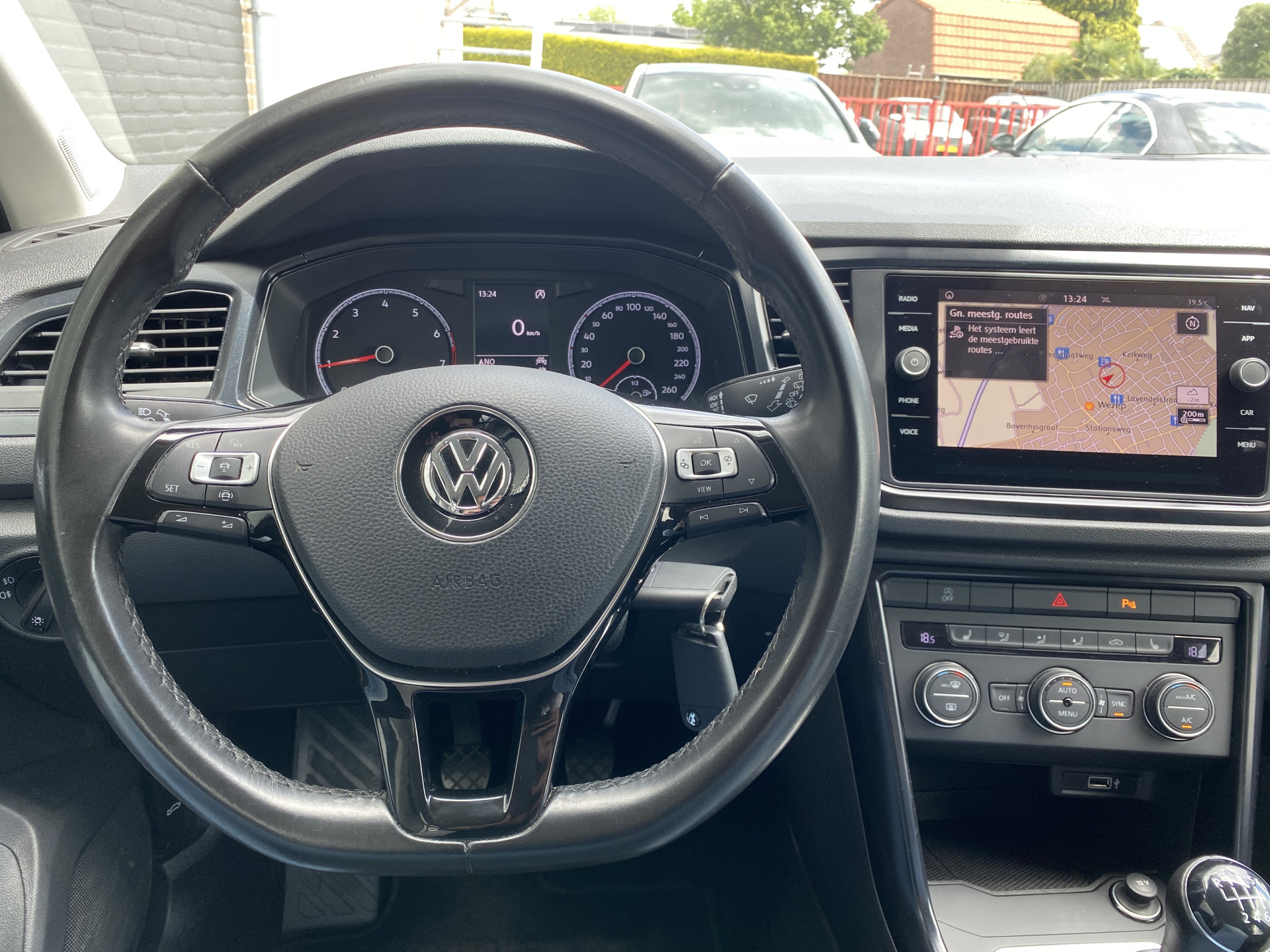 Volkswagen T-Roc 1.0 TSI Style 116 pk | adaptieve cruise control | navigatie | parkeersensoren | all season banden | climate control