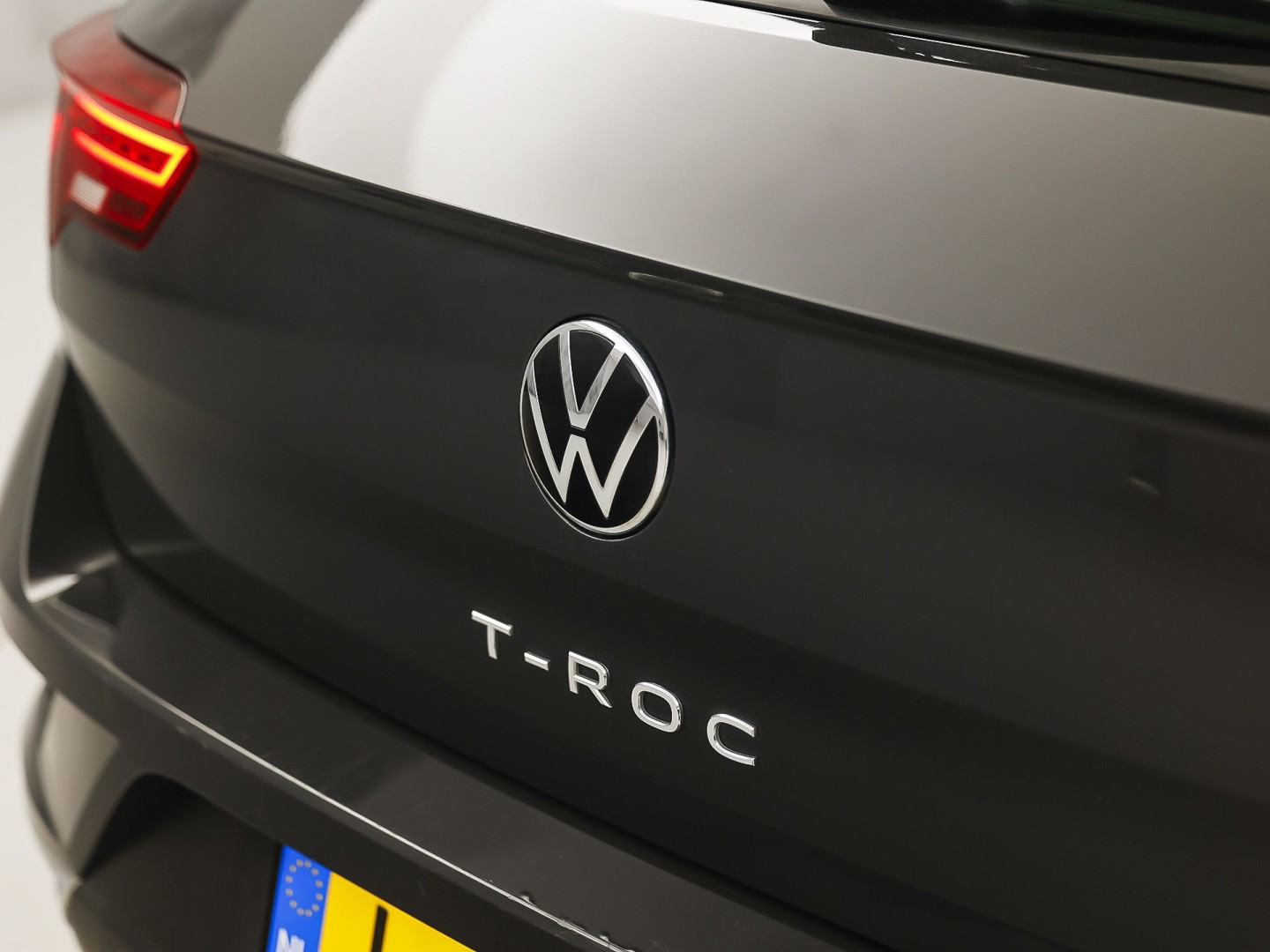 Volkswagen T-Roc 1.0 TSI Sport (APPLE CARPLAY, 1e EIGENAAR, GROOT NAVI, LM VELGEN, SPORTSTOELEN, PARKEERSENSOREN, ADAPTIVE CRUISE, NIEUWSTAAT)