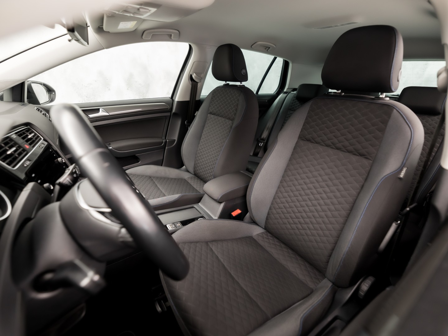 Volkswagen Golf 1.0 TSI Sportline (APPLE CARPLAY, GROOT NAVI, CLIMATE, STOELVERWARMING, SPORTSTOELEN, LM VELGEN, GETINT GLAS, PARKEERSENSOREN, NIEUWSTAAT)