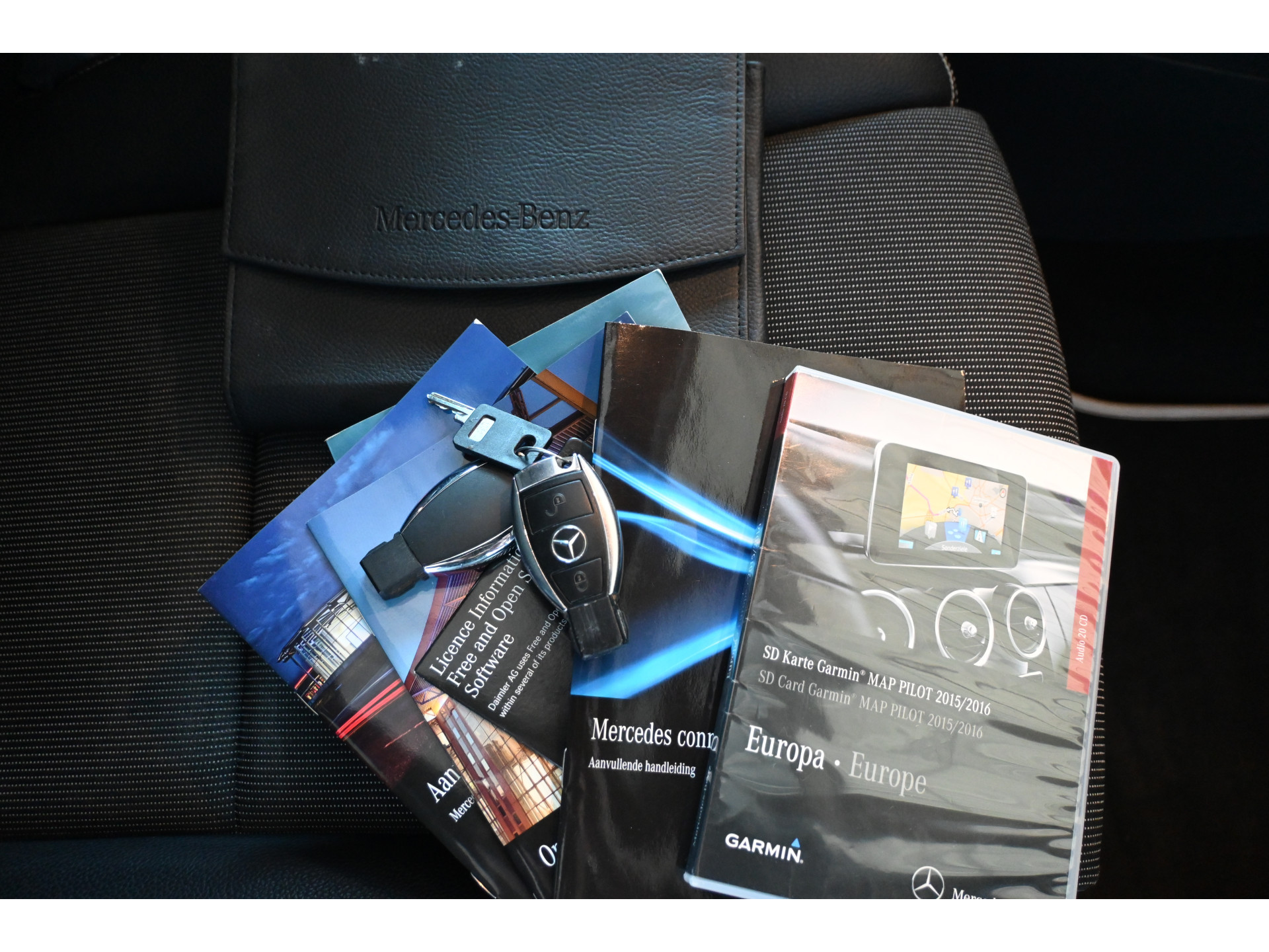 Mercedes-Benz B-klasse 180 Ambition Automaat Cruise Airco Navigatie Trekhaak Panoramdak 1e Eigenaar Inruil Mogelijk!