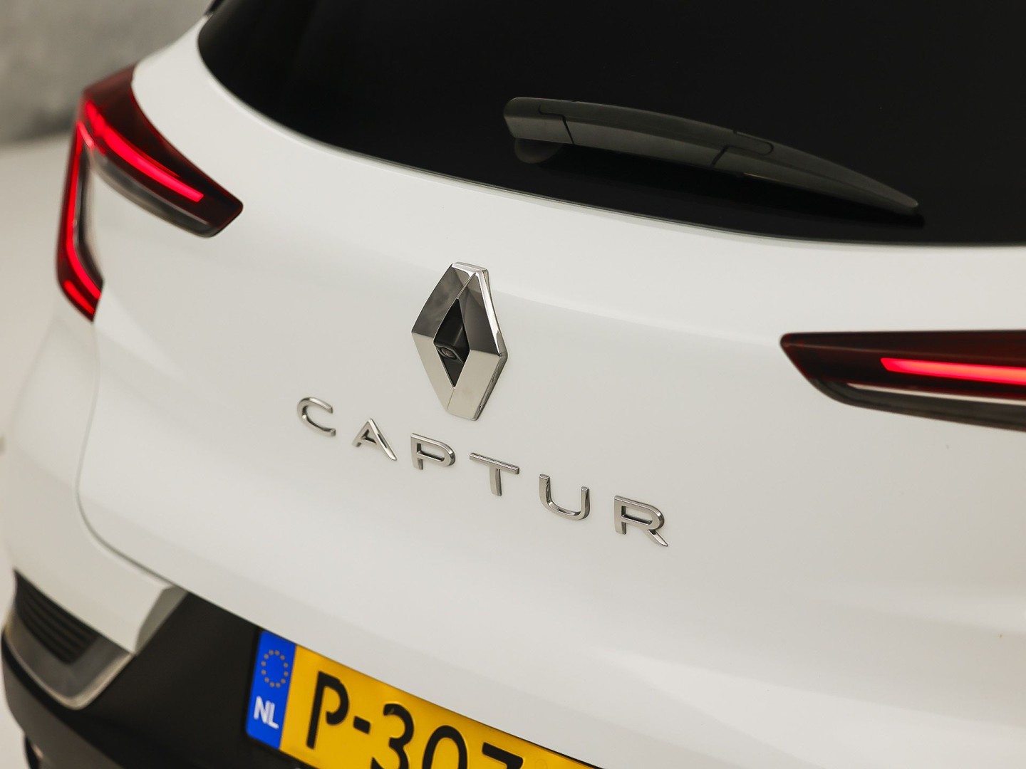 Renault Captur 1.3 TCe 140 Intens Sport 140Pk Automaat (VIRTUAL COCKPIT, APPLE CARPLAY, GROOT NAVI, CAMERA, CLIMATE, SPORTSTOELEN, LEDER, GETINT GLAS, CRUISE, NIEUWSTAAT)