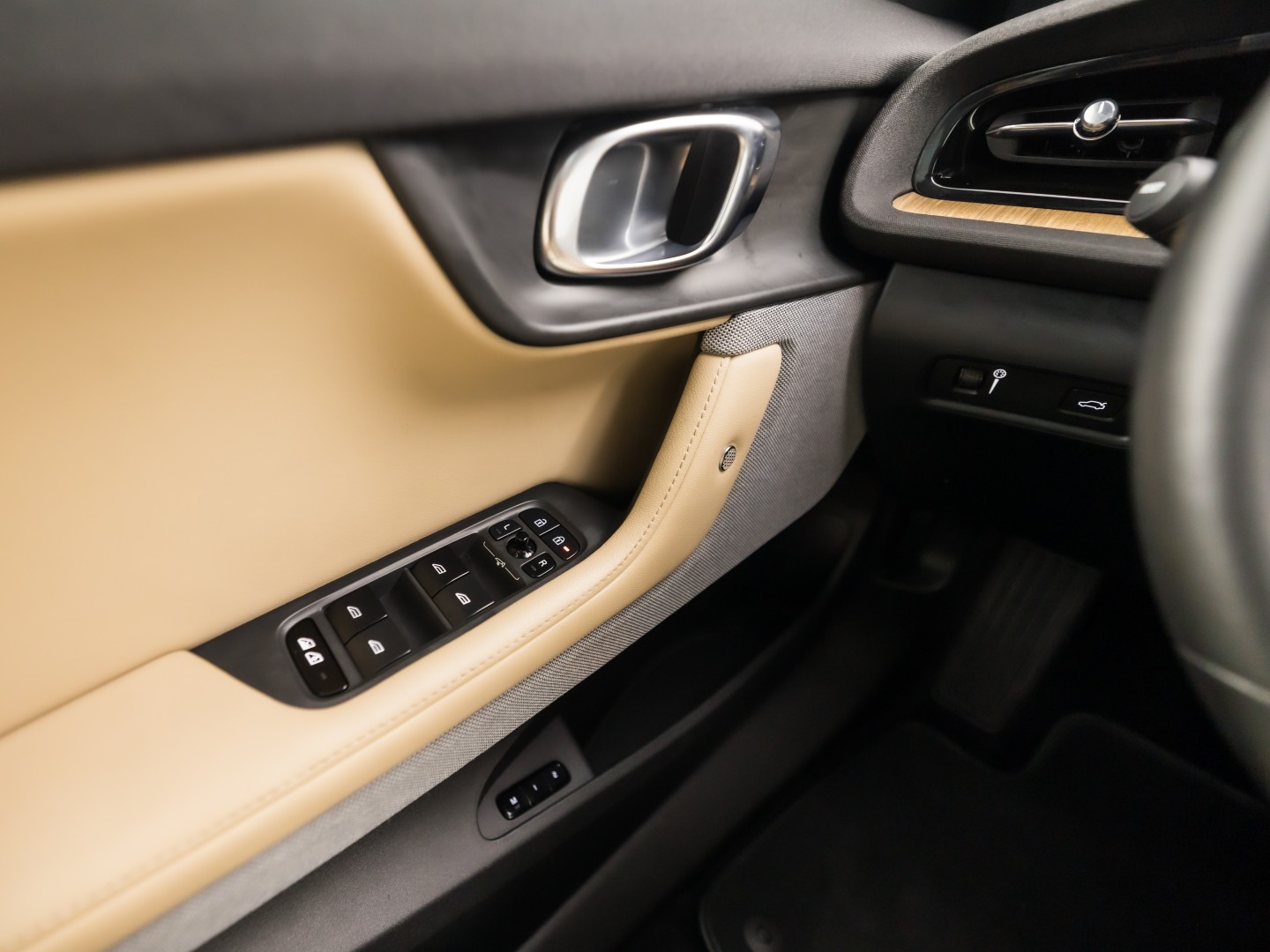 Polestar 2 Long Range Dual Motor Launch Edition 78kWh 408Pk Automaat (PANORAMADAK, HARMAN/KARDON, APPLE CARPLAY, 360 CAMERA, STOELVENTILATIE, MEMORY SEATS, GETINT GLAS, TREKHAAK, ELEK ACHTERKLEP, NIEUWSTAAT)