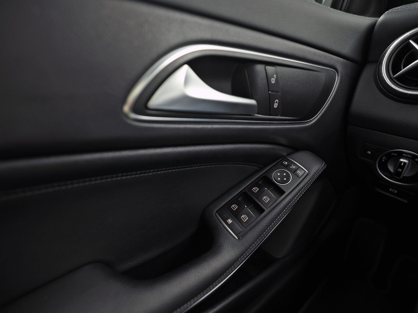 Mercedes-Benz CLA-Klasse 200 AMG Sport 156Pk Automaat (PANORAMADAK, GROOT NAVI, LEDER, STOELVERWARMING, SPORTSTOELEN, PARKEERSENSOREN, CRUISE, NIEUWSTAAT)