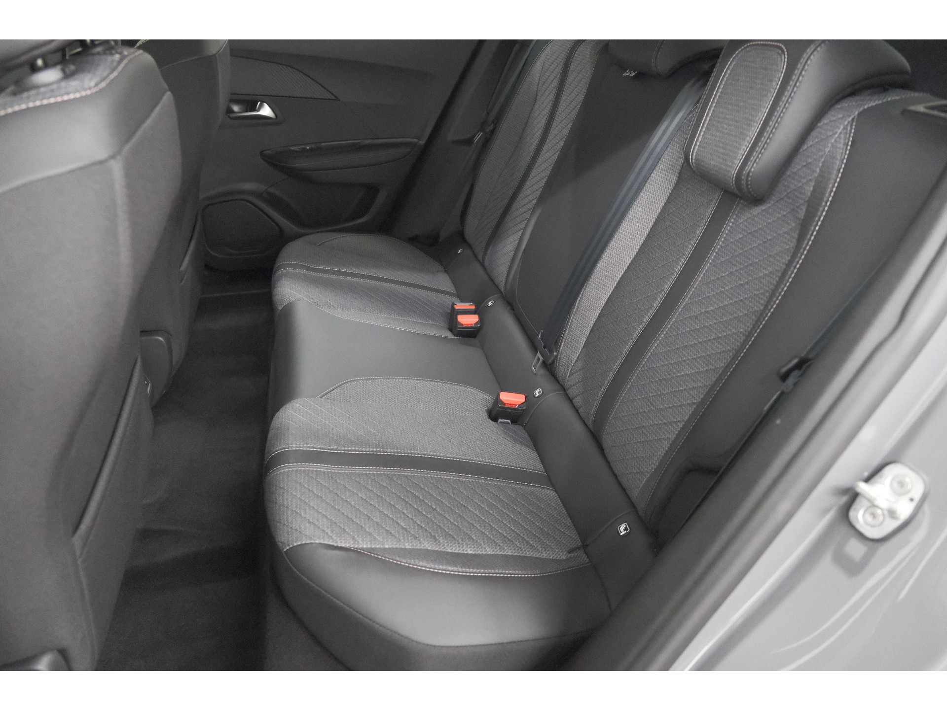 Peugeot e-2008 EV Allure 54 kWh | 360 Camera | Adaptieve Cruise Control | Warmtepomp