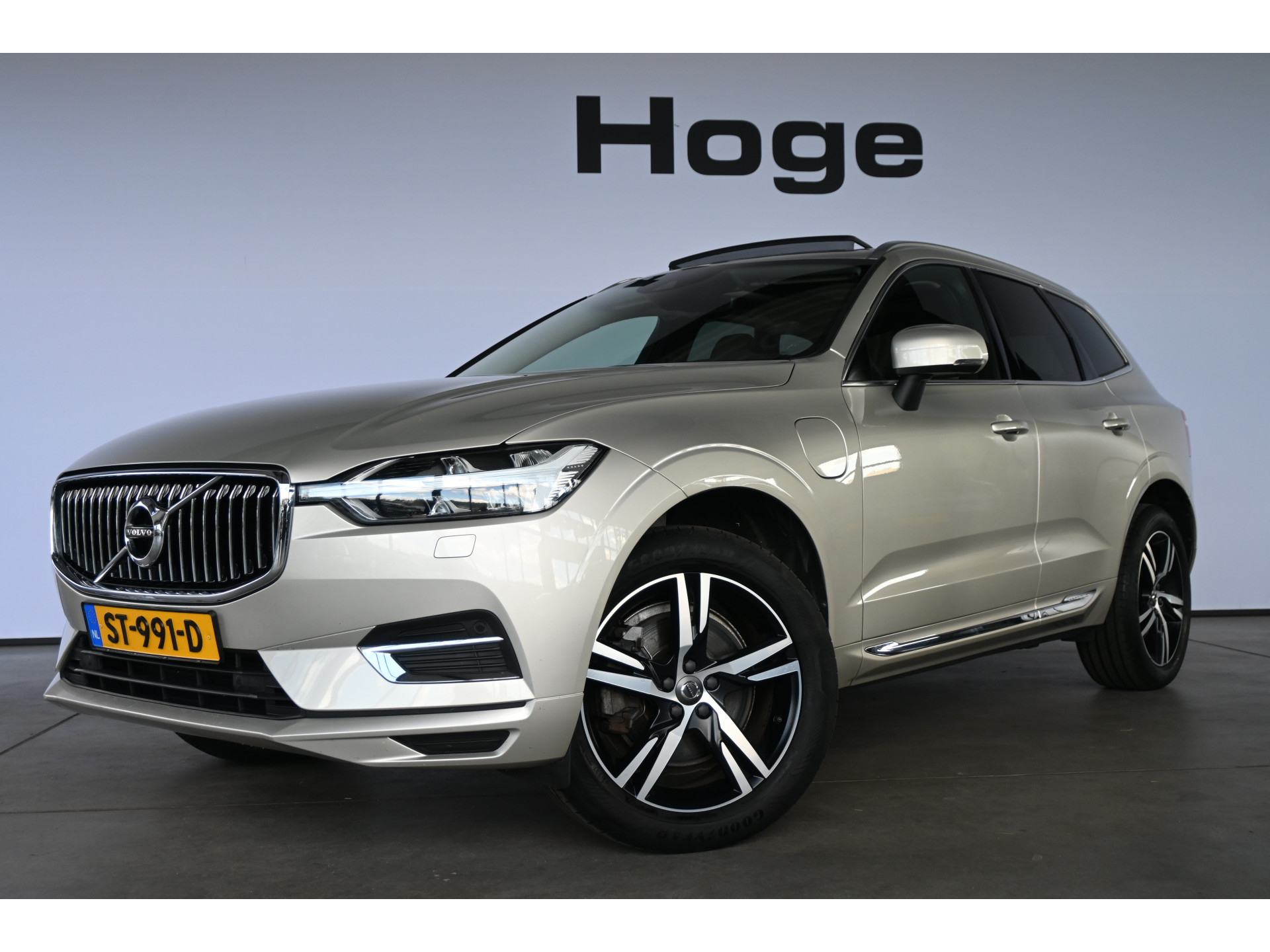Volvo XC60 2.0 T8 Twin Engine AWD Inscription Harman/Kardon Navigatie Panoramadak Carplay Goed Onderhouden! Inruil Mogelijk!