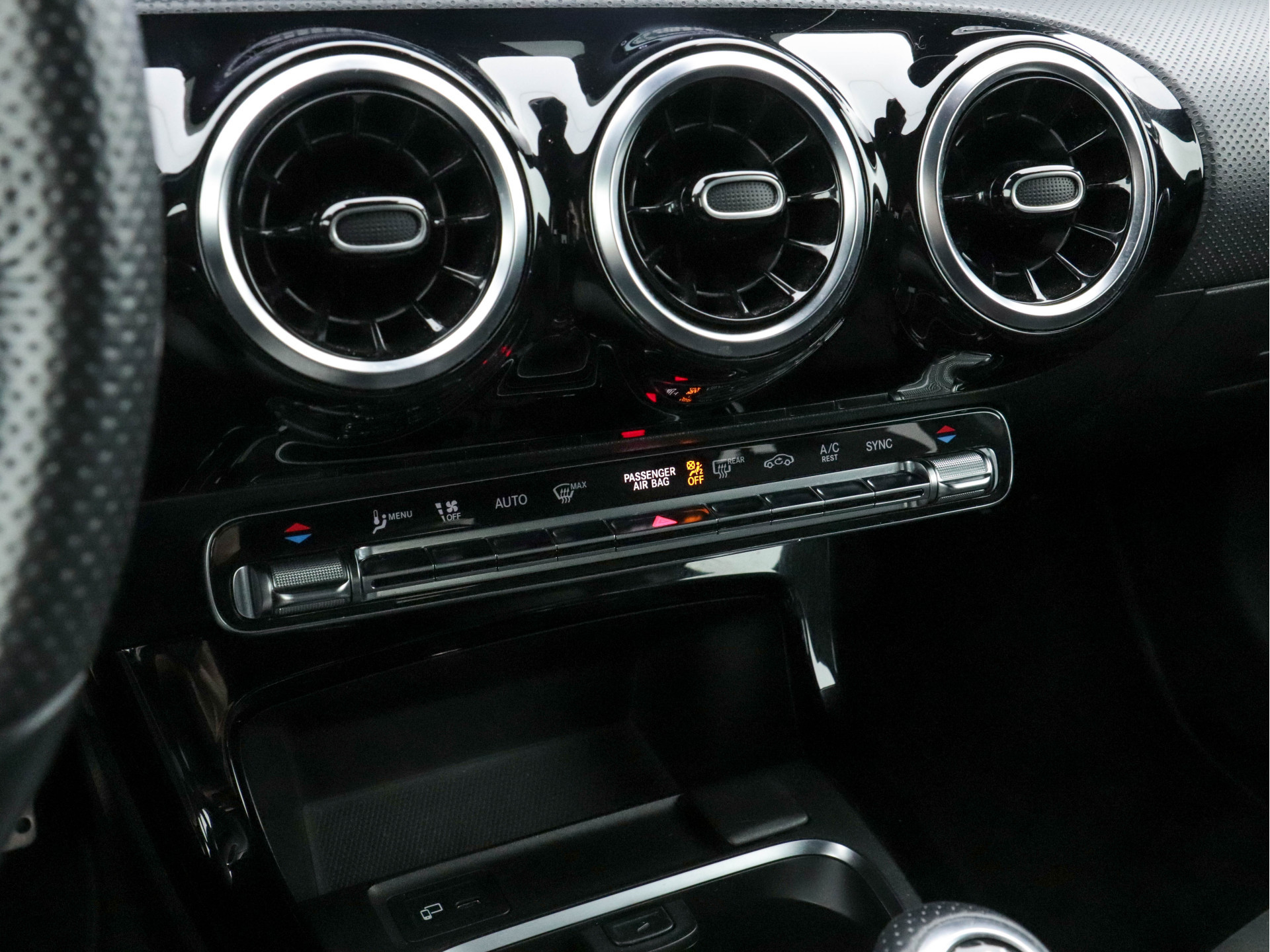 Mercedes-Benz A-klasse 160 Business Solution (INCL-BTW) *WIDE-SCREEN-COCKPIT | FULL-LED | HEATED-SPORTSEATS | LEATHER-MICROFIBRE | NAVI-FULLMAP | CAMERA | ECC | PDC | CRUISE | CARPLAY | AMBIENT-LIGHT | PRIVACY-GLASS | 18"ALU*