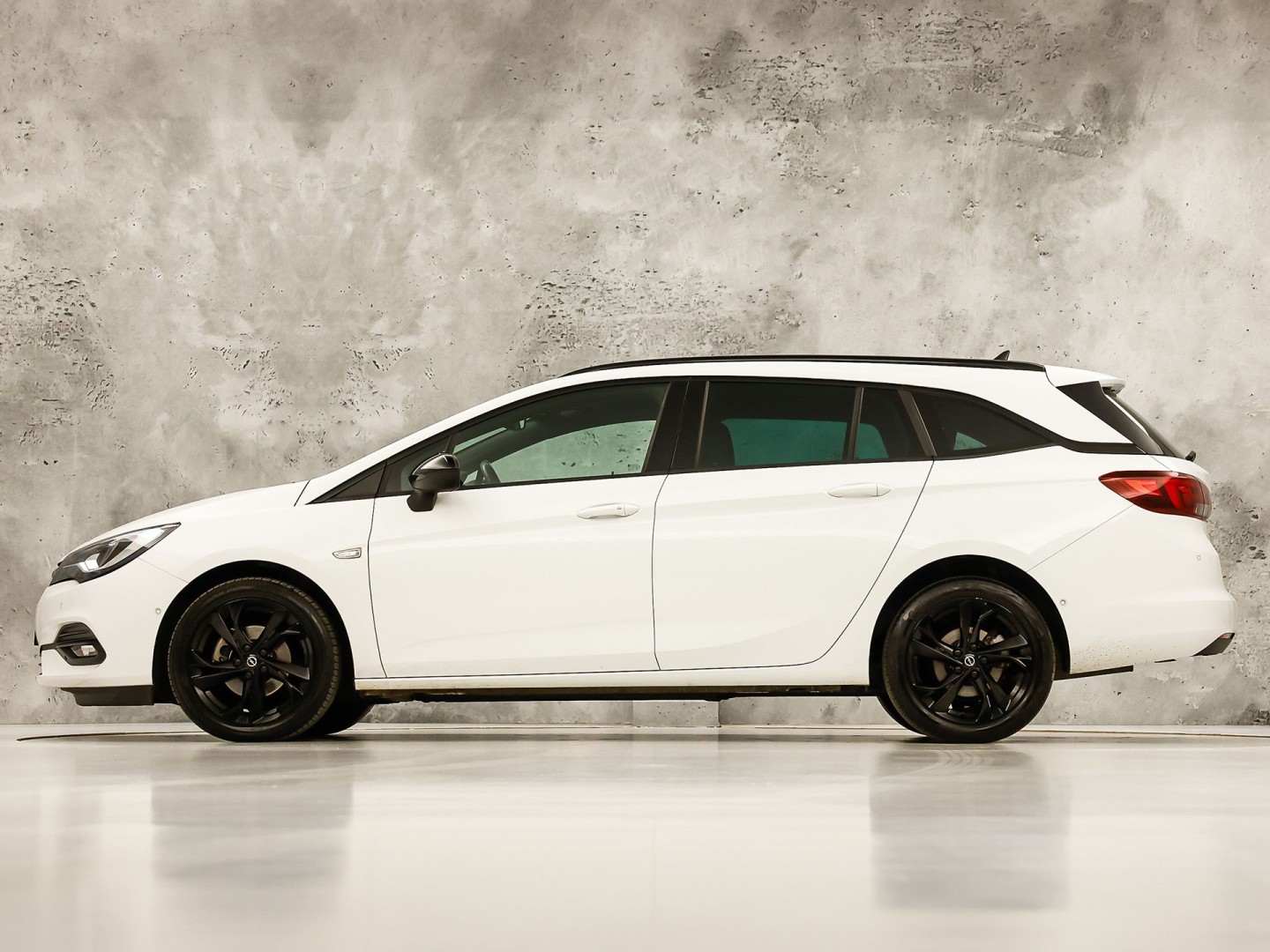 Opel Astra Sports Tourer 1.4 Ultimate 145Pk Automaat (VIRTUAL COCKPIT, APPLE CARPLAY, GROOT NAVI, LEDER/ALCANTARA, CAMERA, SPORTSTOELEN, GETINT GLAS, ZWART HEMEL, ADAPTIVE CRUISE, NIEUWSTAAT)