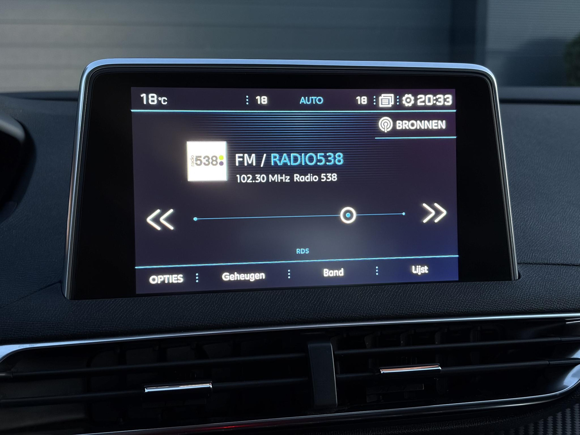 Peugeot 3008 1.2 PureTech Active ✓D-riem vv in 2023✓360° Camera✓Carplay✓Navi✓131pk✓Clima✓Cruise✓Trekhaak✓Dealer Onderhouden✓Bj 11-2019✓Lm velgen✓6 Bak✓Pdc✓N.A.P✓Apk tot 06-2027