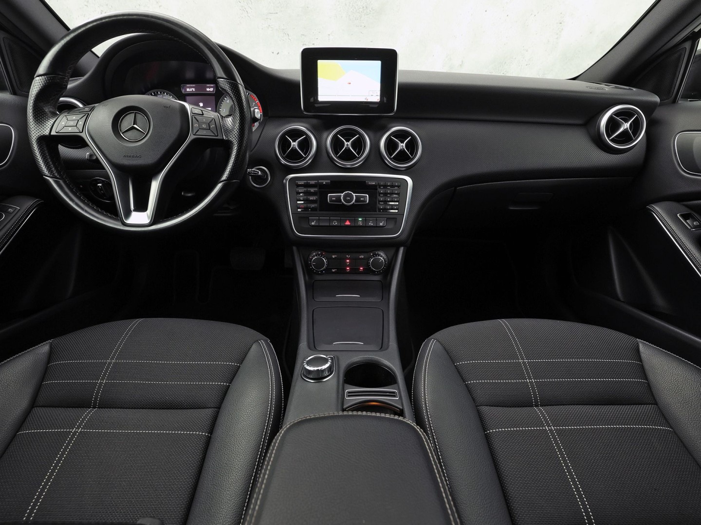 Mercedes-Benz A-Klasse 180 AMG Sport Automaat (NAVIGATIE, LEDER, STOELVERWARMING, SPORTSTOELEN, ZWART HEMEL, PARKEERSENSOREN, TREKHAAK, CRUISE, NIEUWSTAAT)