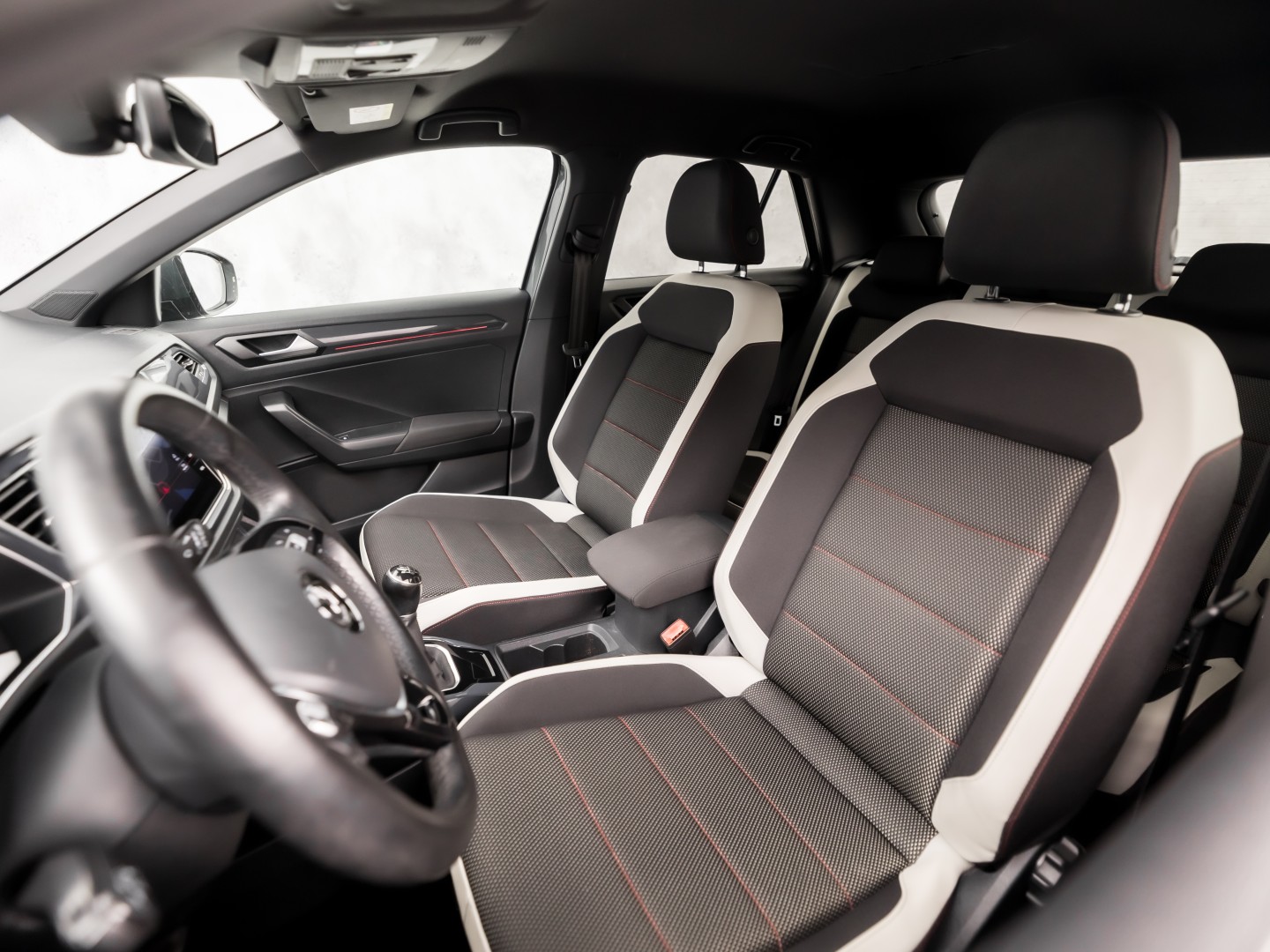 Volkswagen T-Roc 1.5 TSI Sport 150Pk (APPLE CARPLAY, GROOT NAVI, CLIMATE, STOELVERWARMING, ZWART HEMEL, LED KOPLAMPEN, SPORTSTOELEN, GETINT GLAS, ELEK ACHTERKLEP, ADAPTIVE CRUISE, NIEUWSTAAT)
