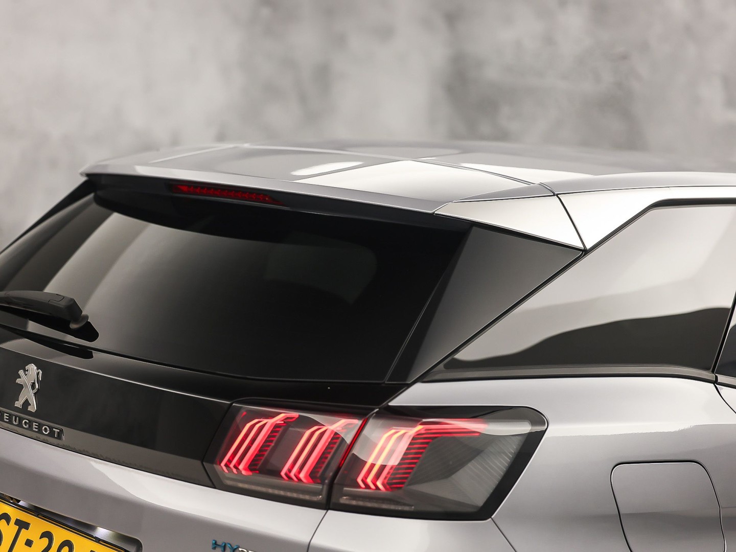Peugeot 3008 1.6 HYbrid 225 Allure Sport 225Pk Automaat (APPLE CARPLAY, GROOT NAVI, KEYLESS, LEDER, 360 CAMERA, SPORTSTOELEN, ZWART HEMEL, GETINT GLAS, NIEUWSTAAT)