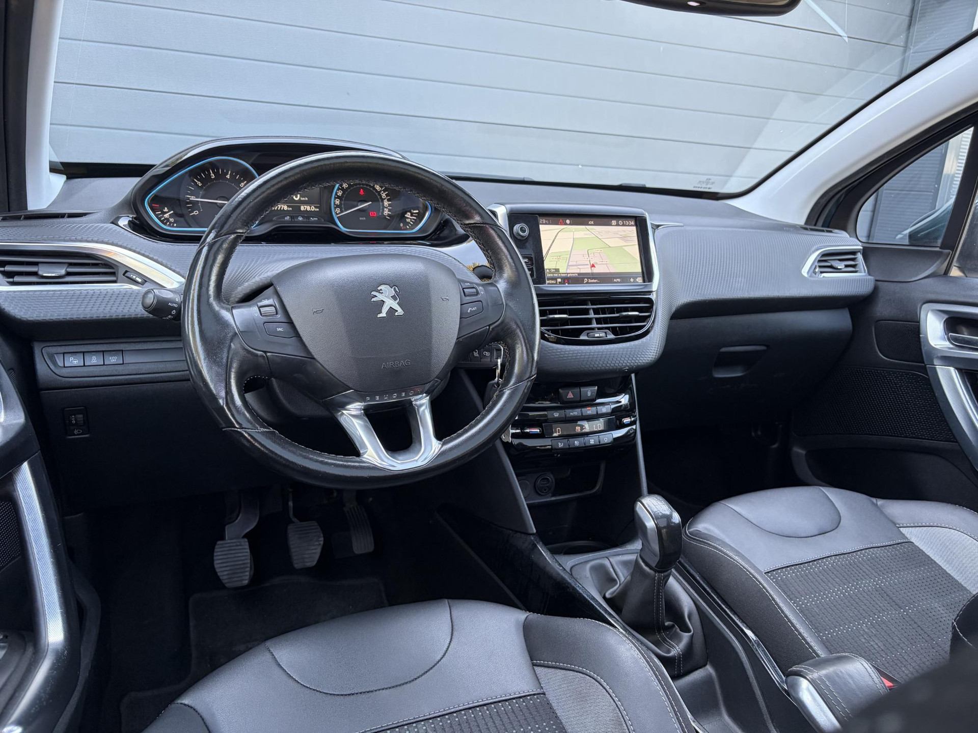 Peugeot 2008 1.2 PureTech Allure ✓1e Eigenaar✓D-riem vv in 2025✓110pk✓Navi✓Pano✓Carplay✓Pdc V+A✓Lm velgen✓N.A.P✓Halfleder✓Clima✓Apk tot 10-2027