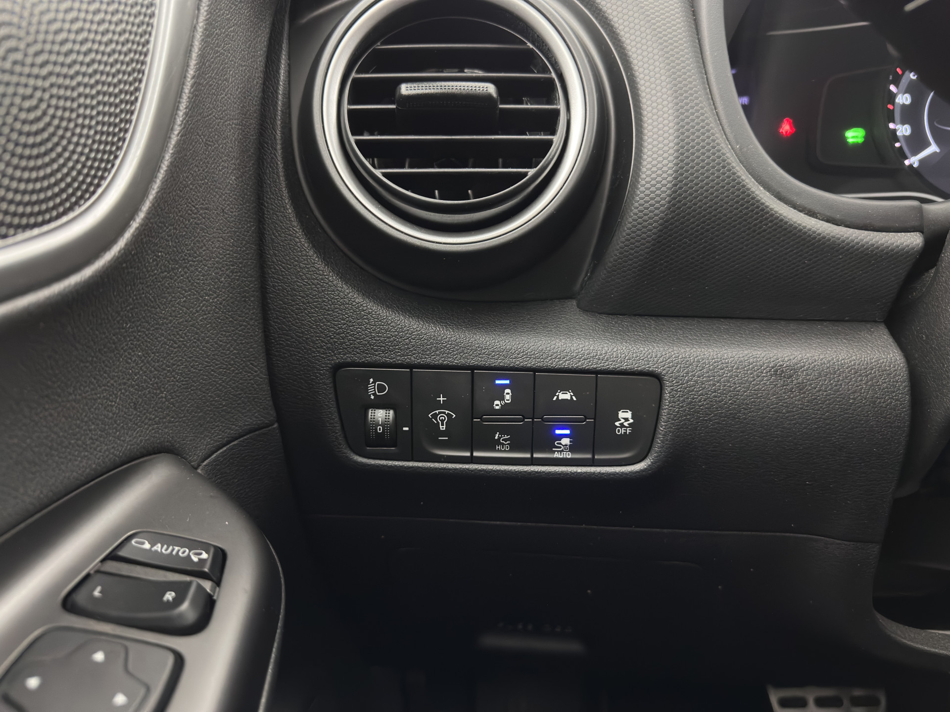 Hyundai Kona EV Fashion 64 kWh (3-Fase) {SOH-100%} (INCL-BTW)  Aut * HEATPUMP | NAVI-FULLMAP | LEATHER-FABRIC | KEYLESS | CAMERA | DAB | ECC | PDC | ADAPTIVE-CRUISE | LANE-ASSIST | HEATED SEATS | PRIVACY-GLASS | HEAD-UP | SHIFT-PADDLES | 17"A