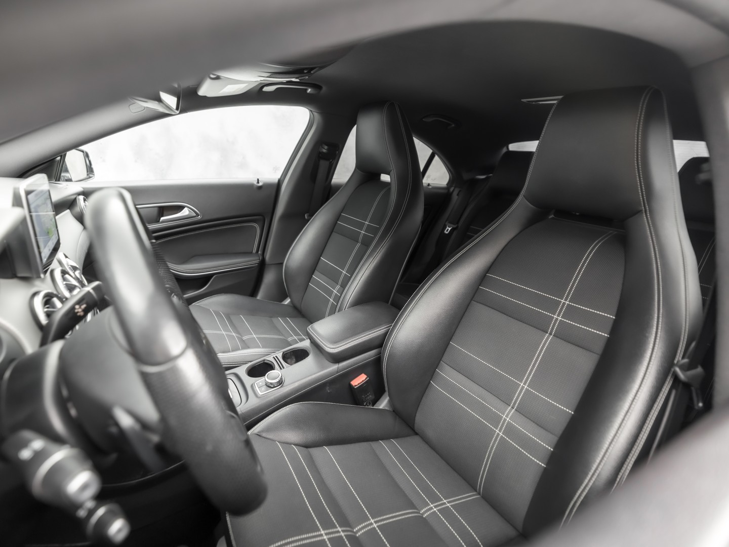 Mercedes-Benz CLA-Klasse 180 AMG Sport Automaat (GROOT NAVI, LEDER, ZWART HEMEL, STOELVERWARMING, SPORTSTOELEN, GETINT GLAS, CRUISE, NIEUWE APK, NIEUWSTAAT)