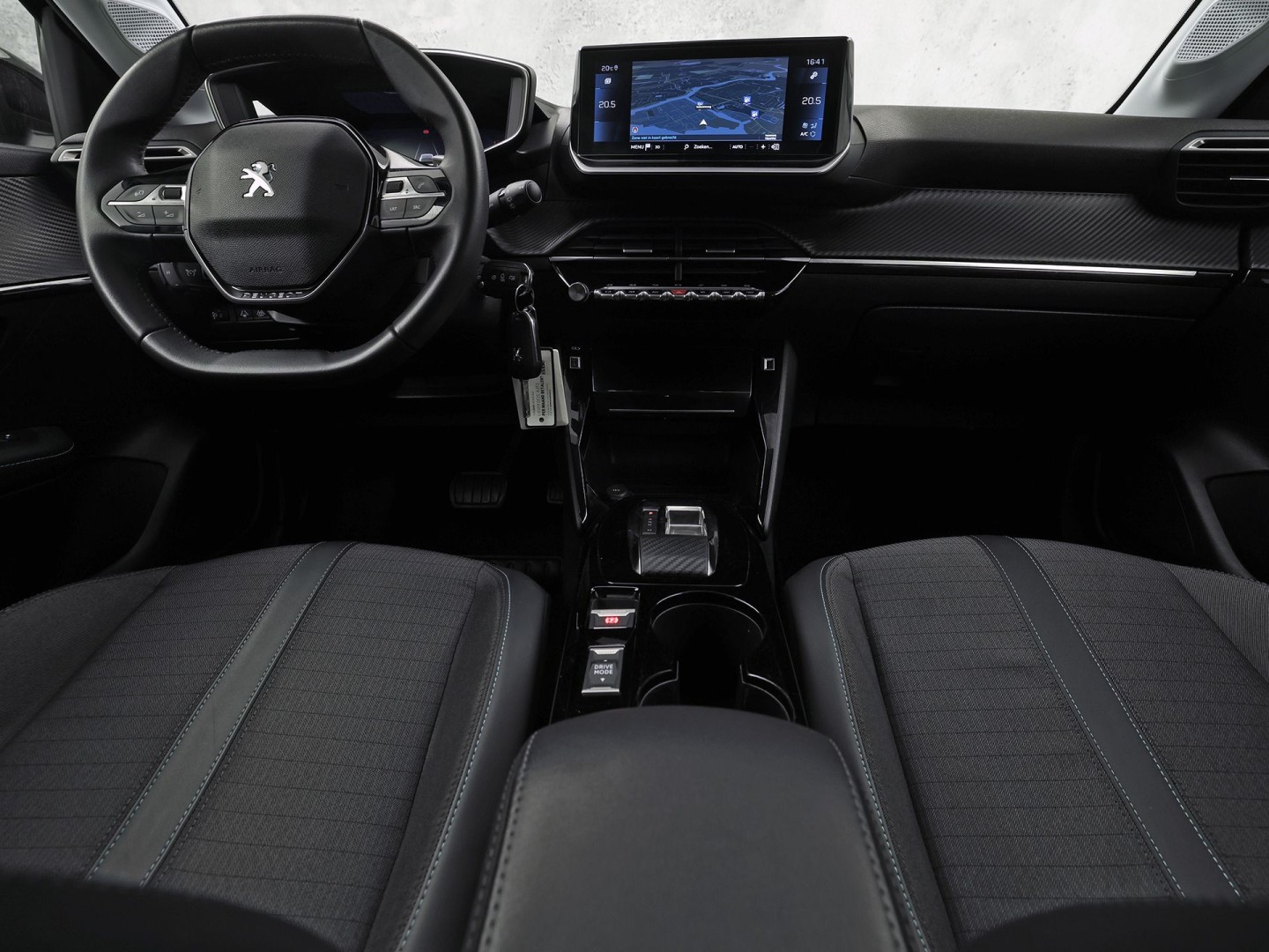 Peugeot 208 1.2 PureTech Allure Pack Automaat (VIRTUAL COCKPIT, BLACK PACK, APPLE CARPLAY, GROOT NAVI, 360 CAMERA, SPORTSTOELEN, GETINT GLAS, LM VELGEN, NIEUWSTAAT)