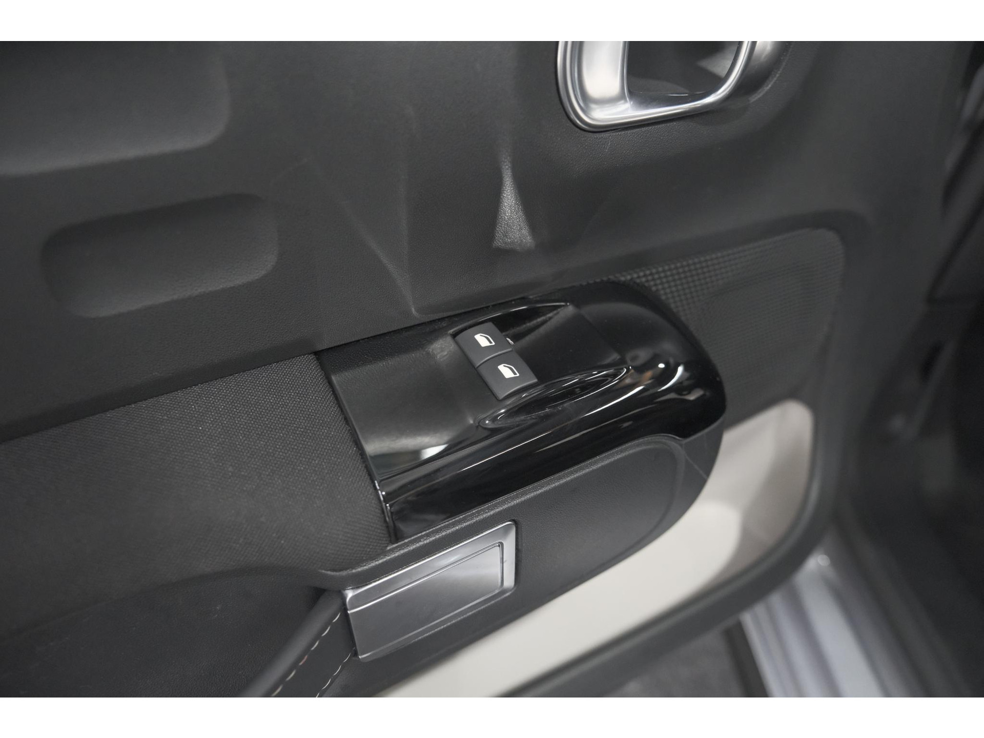 Citroen C3 PureTech 110 EAT6 Max | Apple Carplay | Parkeersensoren | Climate Control | 16 Inch Lichtmetalen Velgen