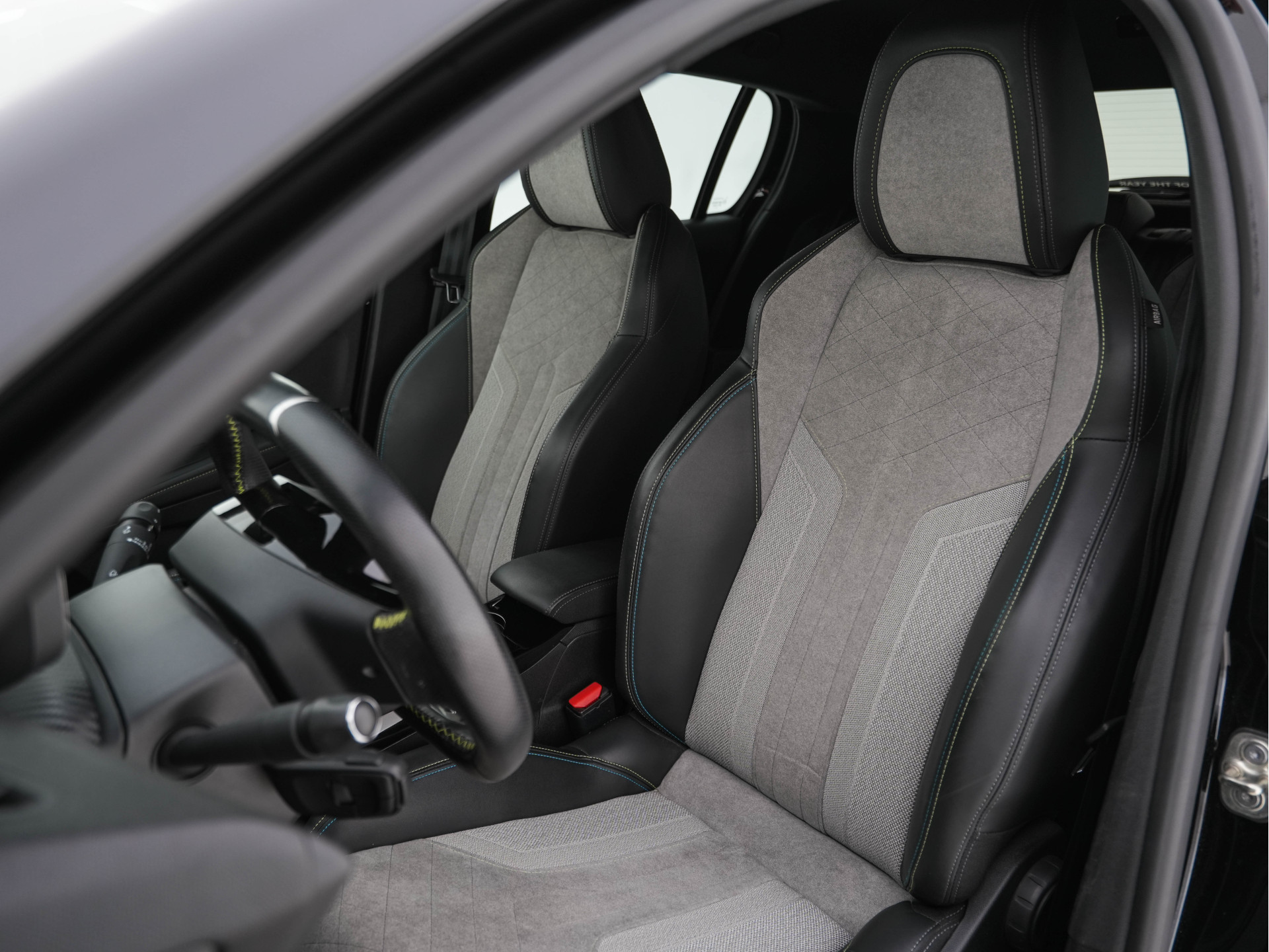 Peugeot e-208 EV GT-Line 350 50 kWh [ 3-Fase ] {SOH-90%} (INCL-BTW) *FULL-LED | DIGI-COCKPIT | BLINDSPOT | CAMERA | LEATHER-ALCANTARA | NAVI-FULLMAP | LANE-ASSIST | KEYLESS | DAB | CCS-FASTLOADER | HEATED-SPORTSEATS | AMBIENT-LIGHT | 17"ALU*