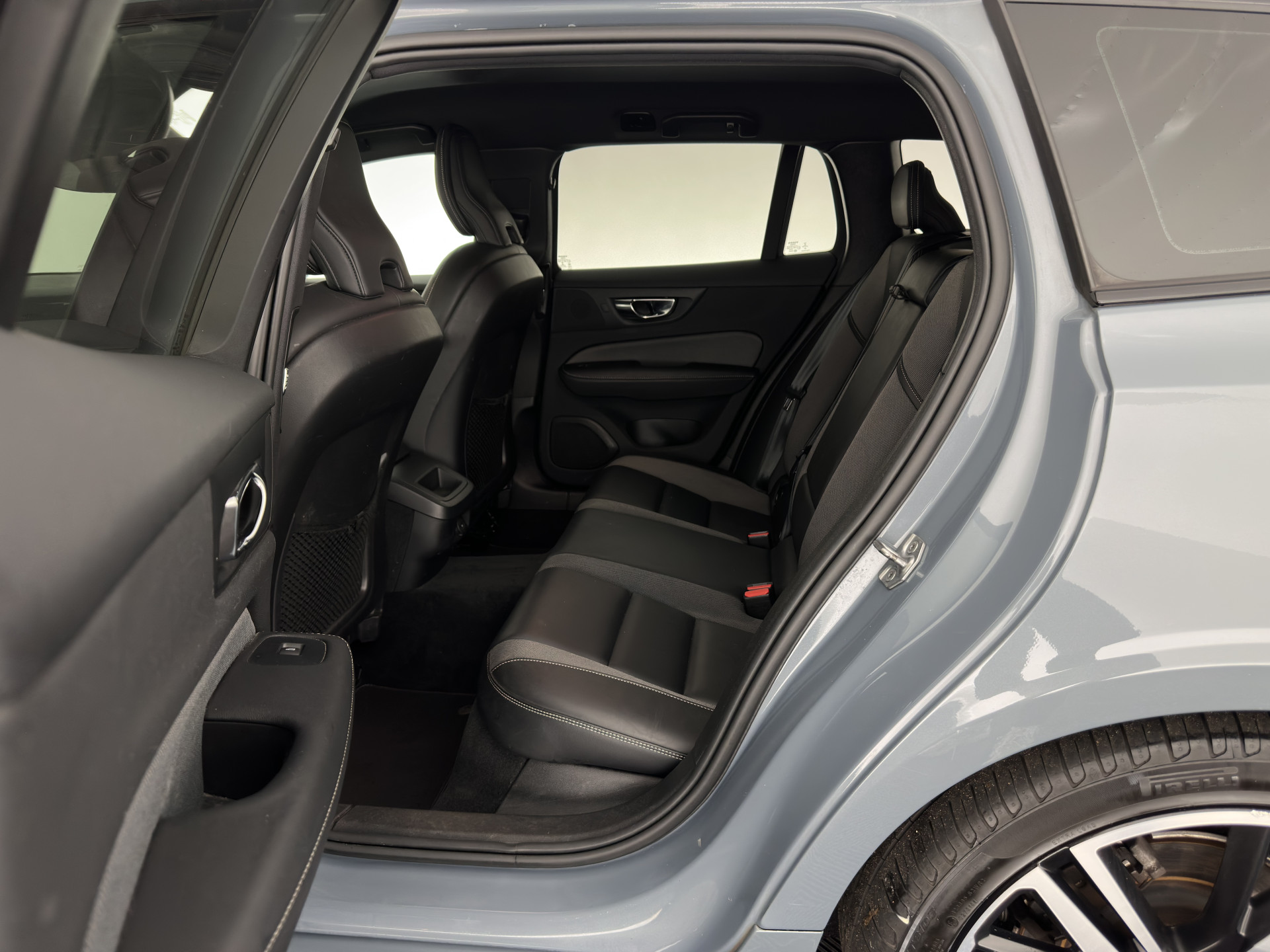 Volvo V60 2.0 B3 R-Design (INCL-BTW) *LEATHER-FABRIC | DIGI-COCKPIT | FULL-LED | MEMORY-PACK | HEATED-SPORTSEATS | LANE-ASSIST | NAVI-FULLMAP | CAMERA | DAB+ | PRIVACY-GLASS | ECC | PDC | TOWBAR | 19''ALU*