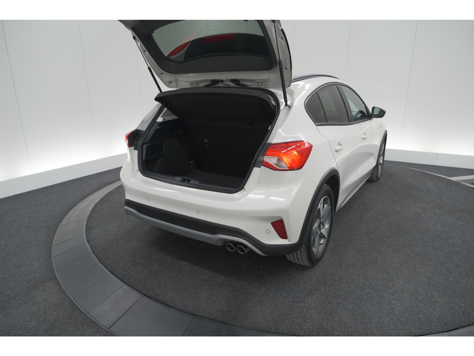 Ford Focus 1.5 EcoBoost Active Business | Lage Kilometerstand | Navigatie | Parkeersensoren | Apple Carplay