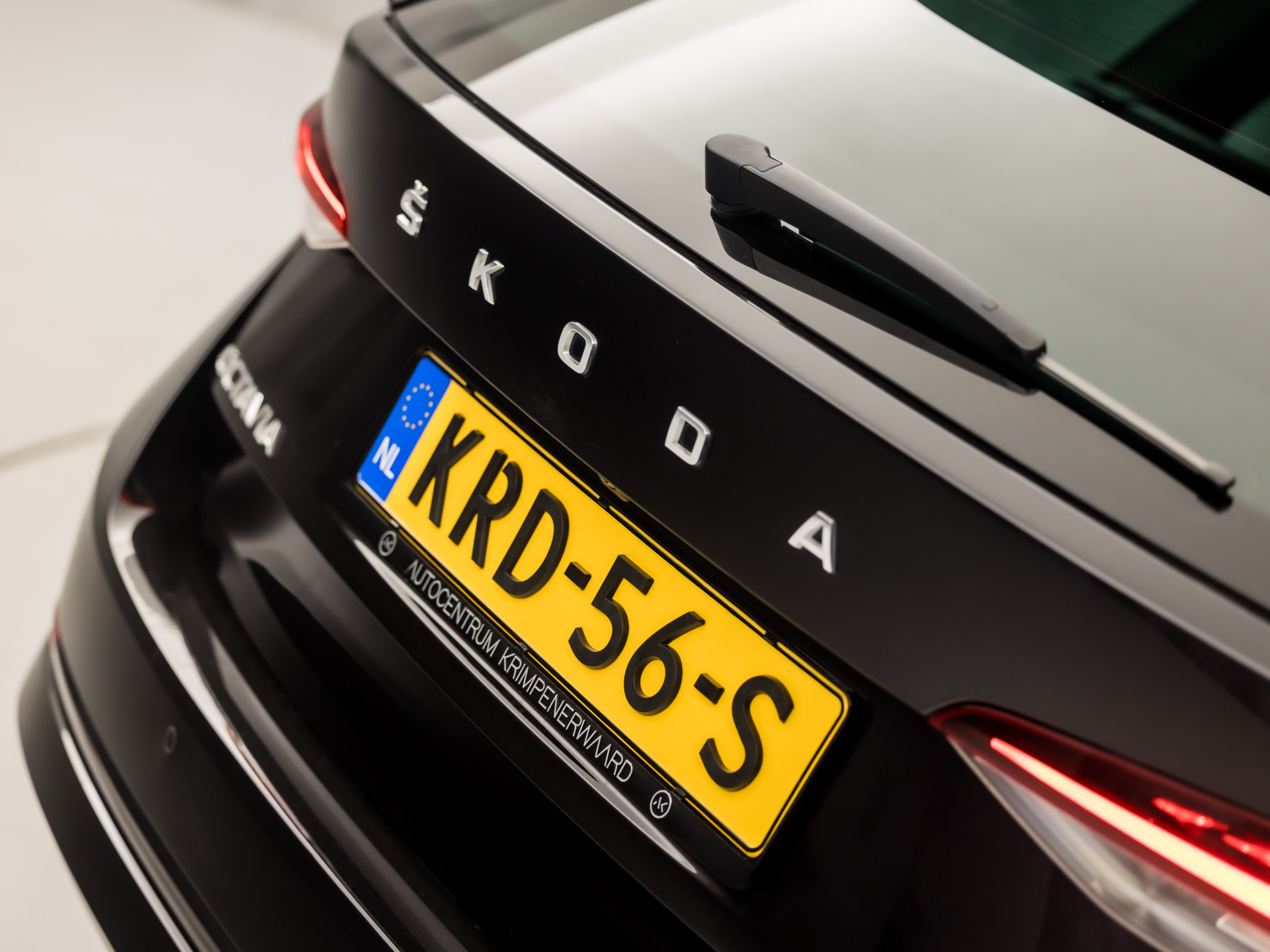 ŠKODA Octavia Combi 1.4 TSI iV PHEV Sport 218Pk Automaat (VIRTUAL COCKPIT, APPLE CARPLAY, GROOT NAVI, CAMERA, STOELVERWARMING, SPORTSTOELEN, GETINT GLAS, CRUISE, NIEUWE APK, NIEUWSTAAT)