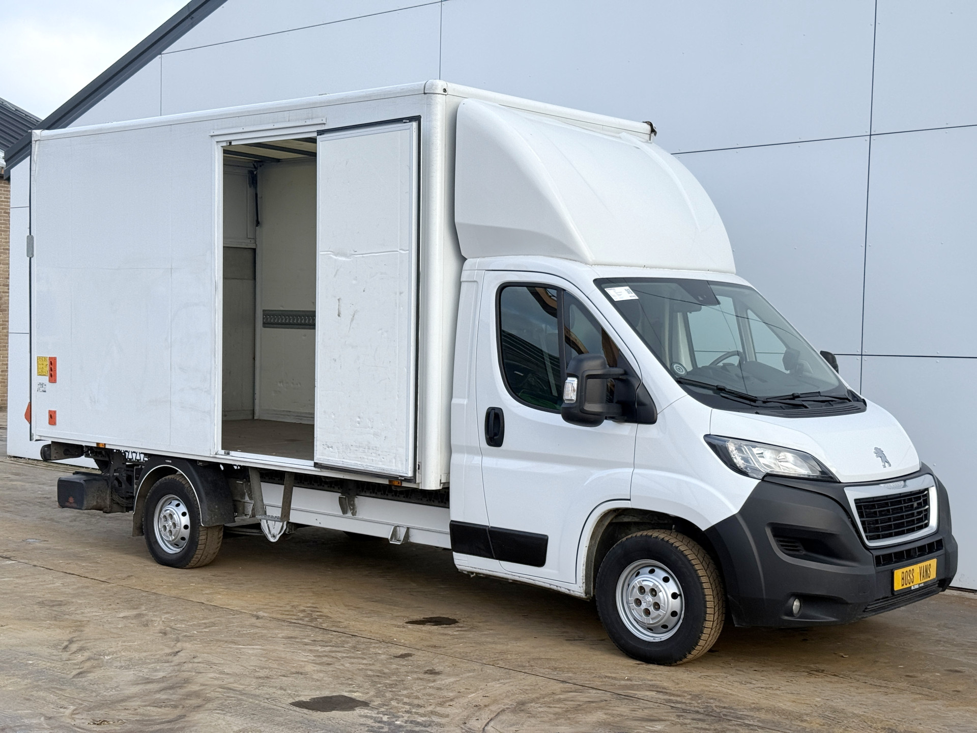 Peugeot Boxer 2.2 HDI 165PK Laadklep Bakwagen Cruise Control Climate Control Camera Carplay Standkachel LED Koffer Meubelbak
