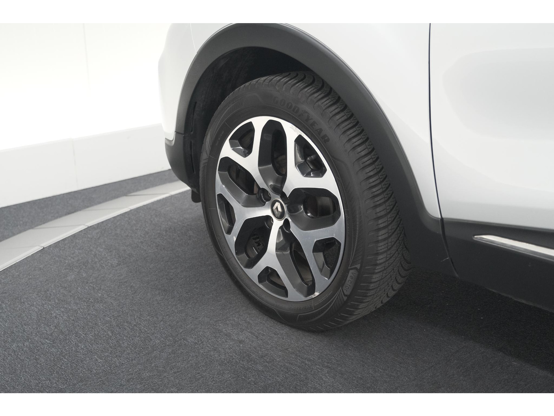 Renault Captur TCe 90 Intens | Trekhaak | AllSeason banden | Navigatie | Parkeersensoren