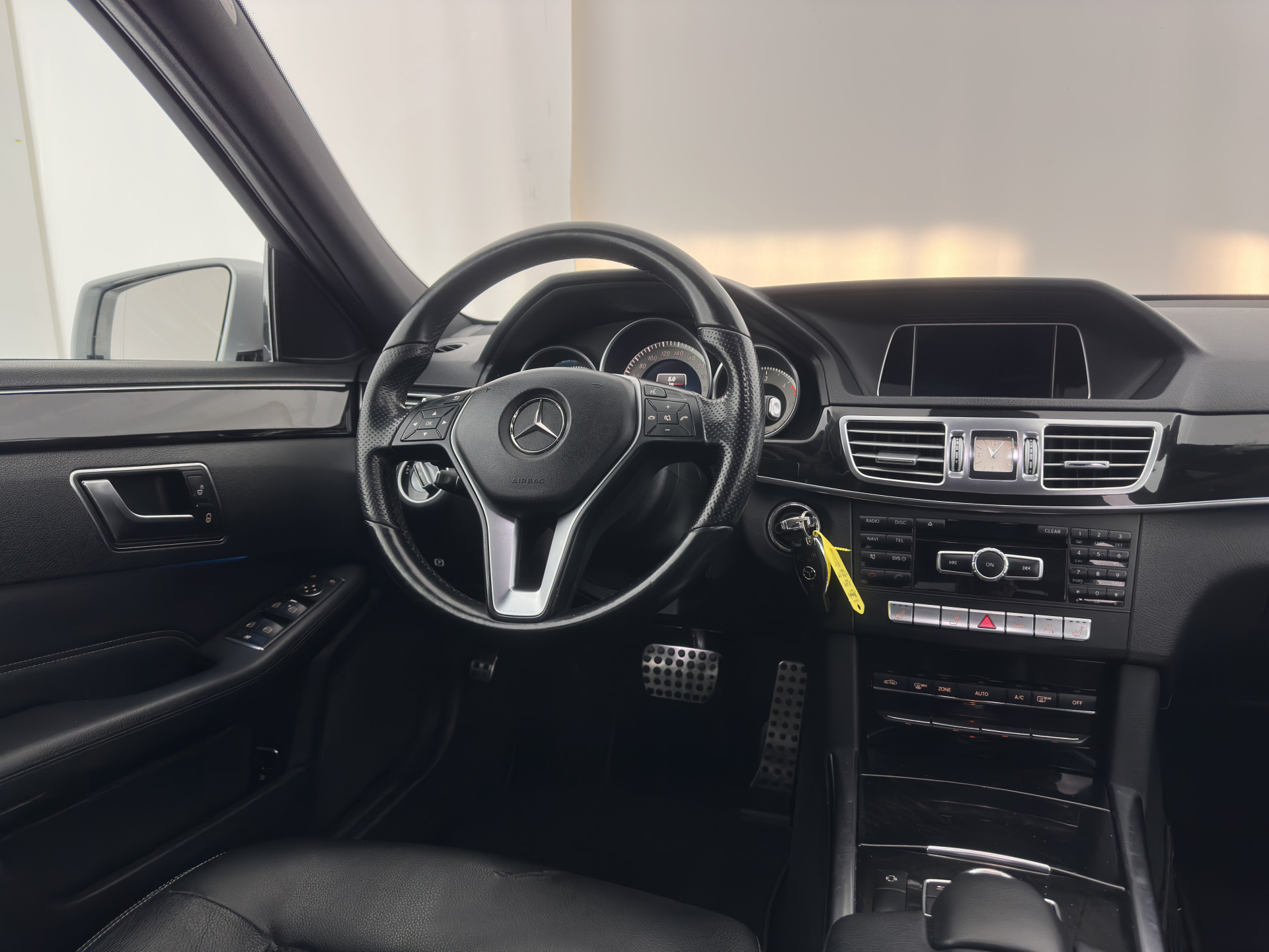 Mercedes-Benz E-klasse 200 CDI Ambition Avantgarde Aut. *LEATHER | FULL-LED | HEATED-COMFORTSEATS | CAMERA | ECC | CARPLAY | PDC | CRUISE | PRIVACY-GLASS | 18''ALU*
