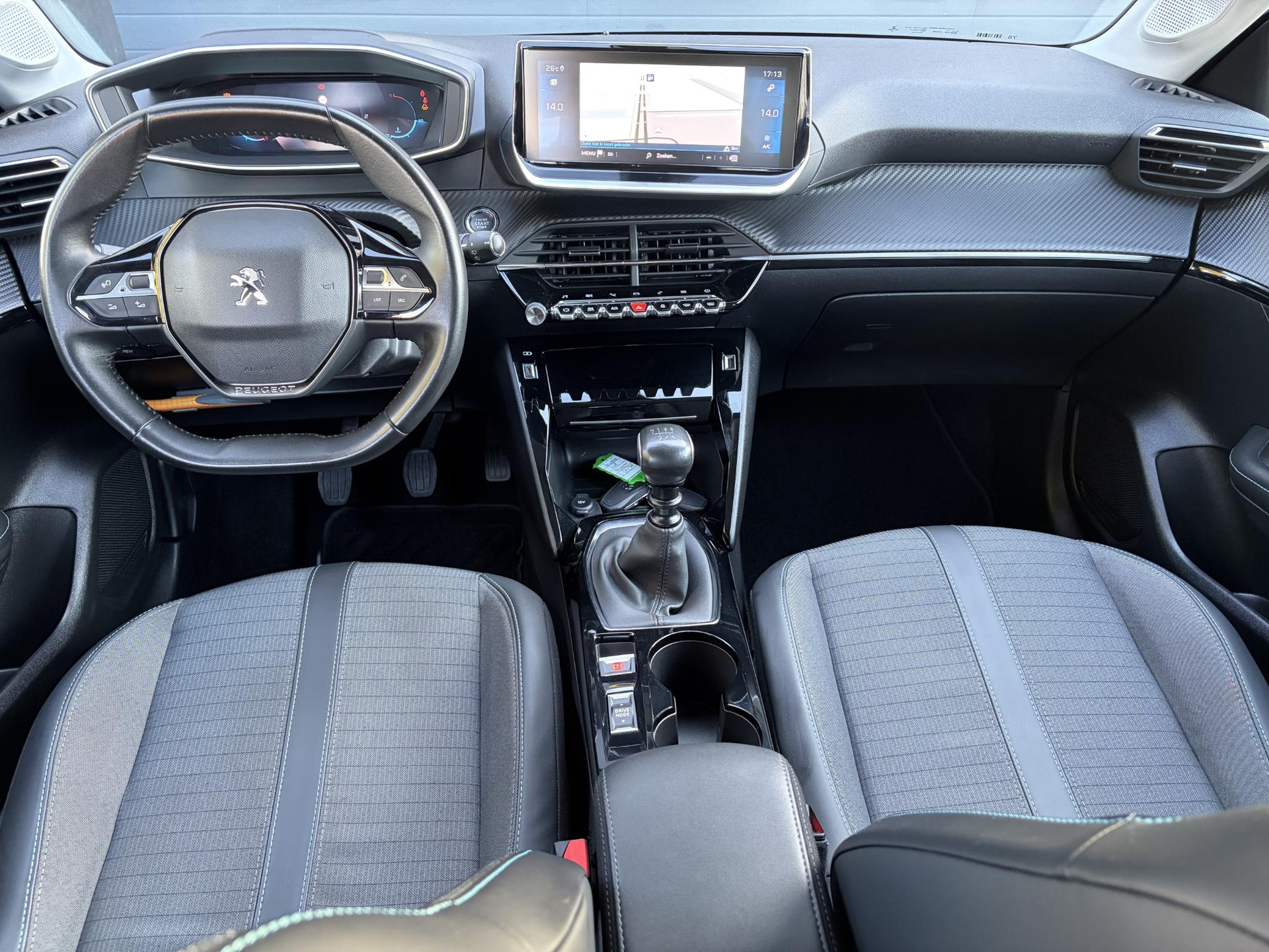 Peugeot 208 1.2 PureTech Allure ✓D-riem vv in 10-2025✓1e Eigenaar✓360° Camera✓Carplay✓Navi✓101pk✓LED✓Clima✓Cruise✓6 Bak✓Pdc✓Lm velgen✓Halfleder✓Recent beurt gehad✓N.A.P✓Apk tot 08-2028