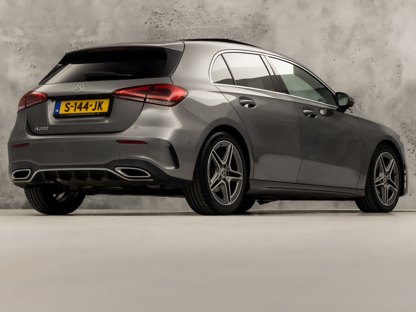Mercedes-Benz A-Klasse 200 AMG Sport 163Pk Automaat (PANORAMADAK, GROOT NAVI, SFEERVERLICHTING, CAMERA, STOELVERWARMING, SPORTSTOELEN, GETINT GLAS, LEDER/ALCANTARA, NIEUWSTAAT)