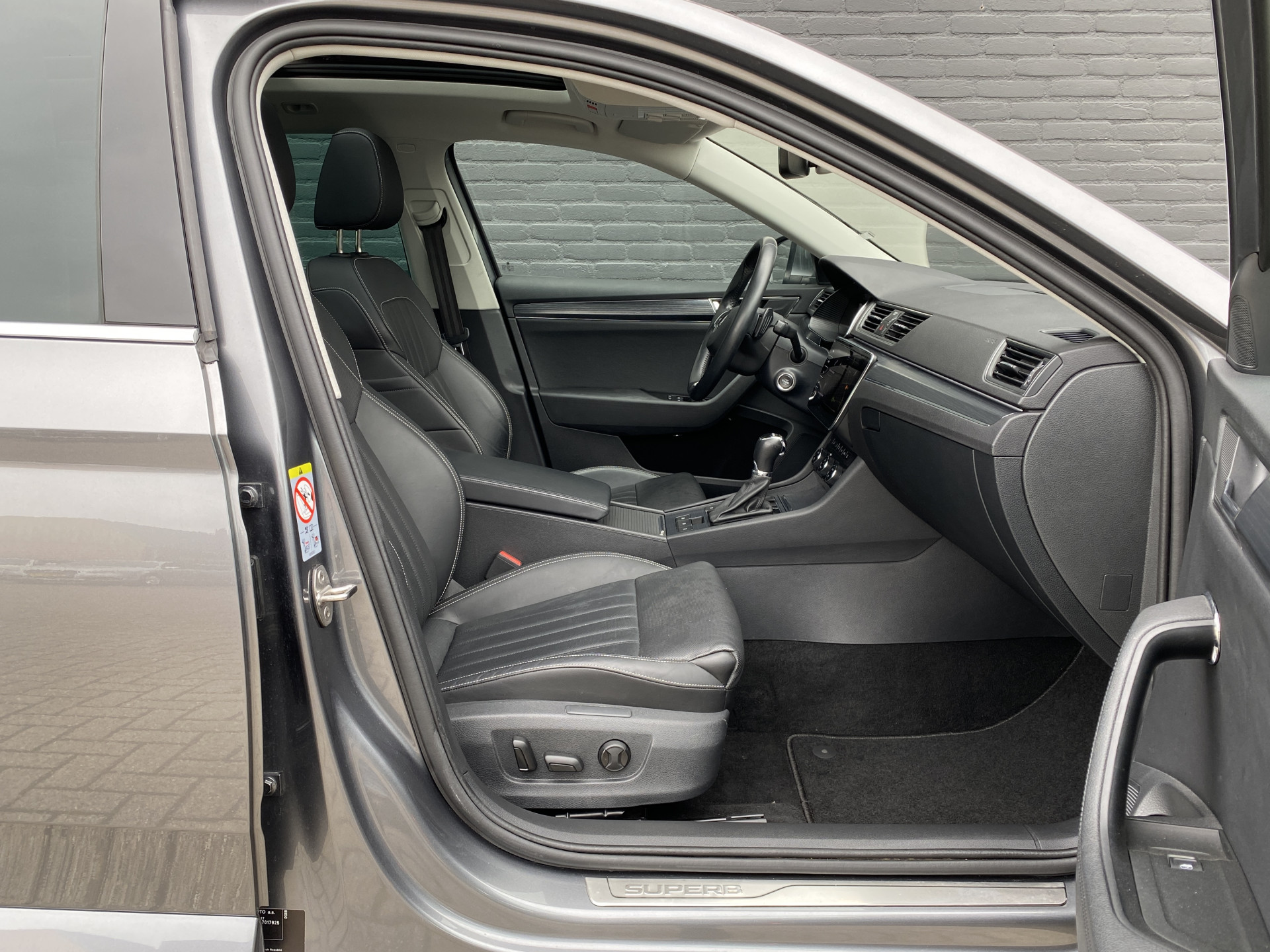 ŠKODA Superb Combi 1.4 TSI iV 218 pk Business Edition Plus AUT. | 1e eigenaar | navigatie | panoramadak | trekhaak | leder interieur