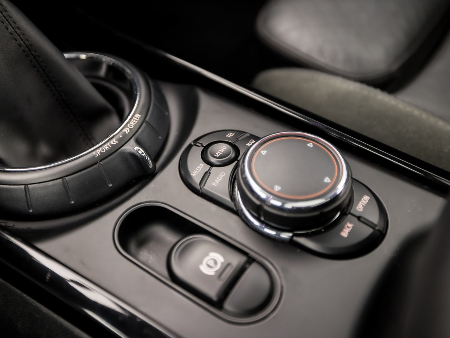 MINI Clubman 2.0 Cooper S Chilli 192Pk Automaat (PANORAMADAK, GROOT NAVI, MEMORY SEAT, LEDER, HARMAN/KARDON, CAMERA, STOELVERWARMING, LED KOPLAMPEN, NIEUWSTAAT)